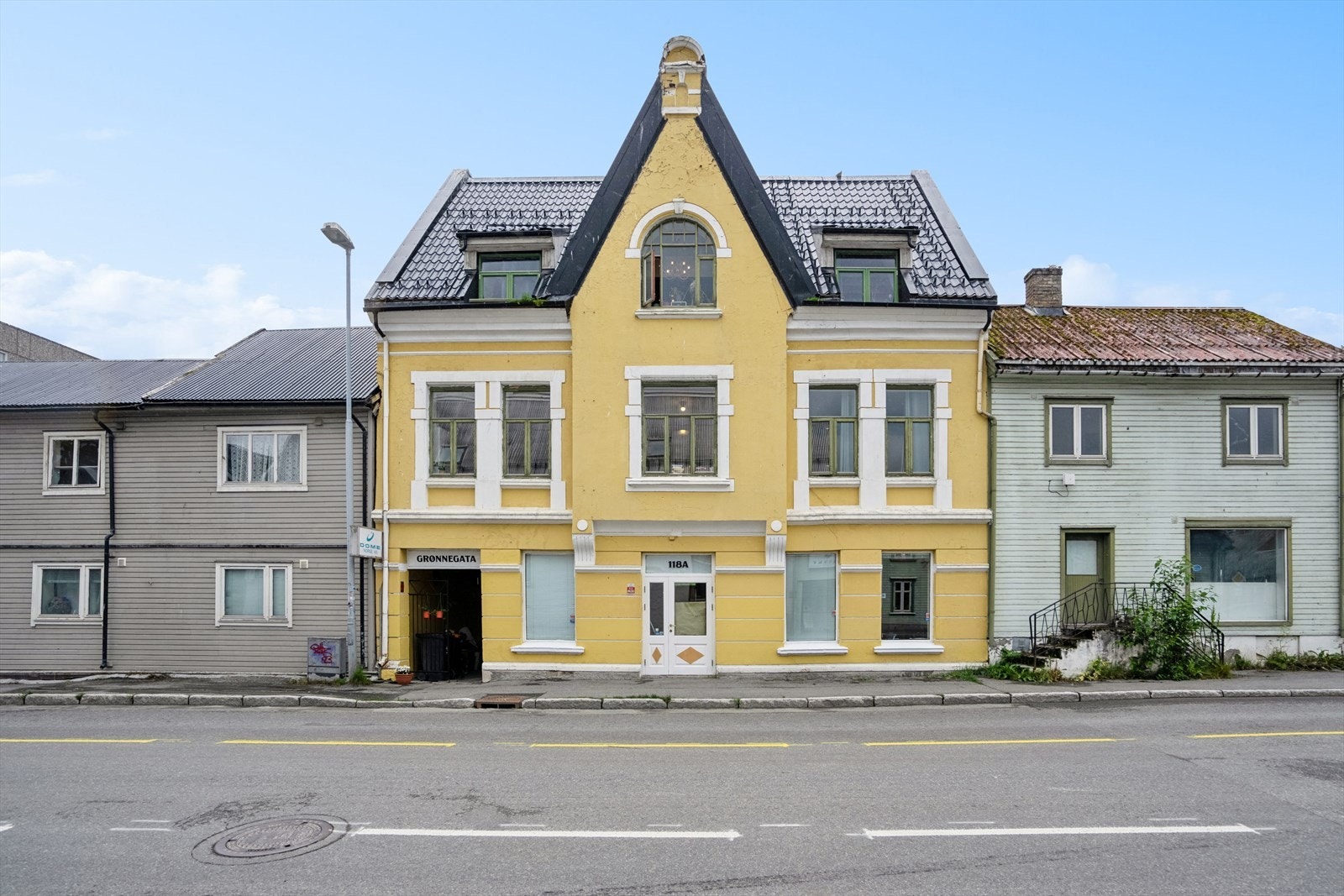 Eldre bygård som er arkitekttegnet av Peder Øverland og oppført i Jugendstil på tidlig 1900-tall Galleribilde