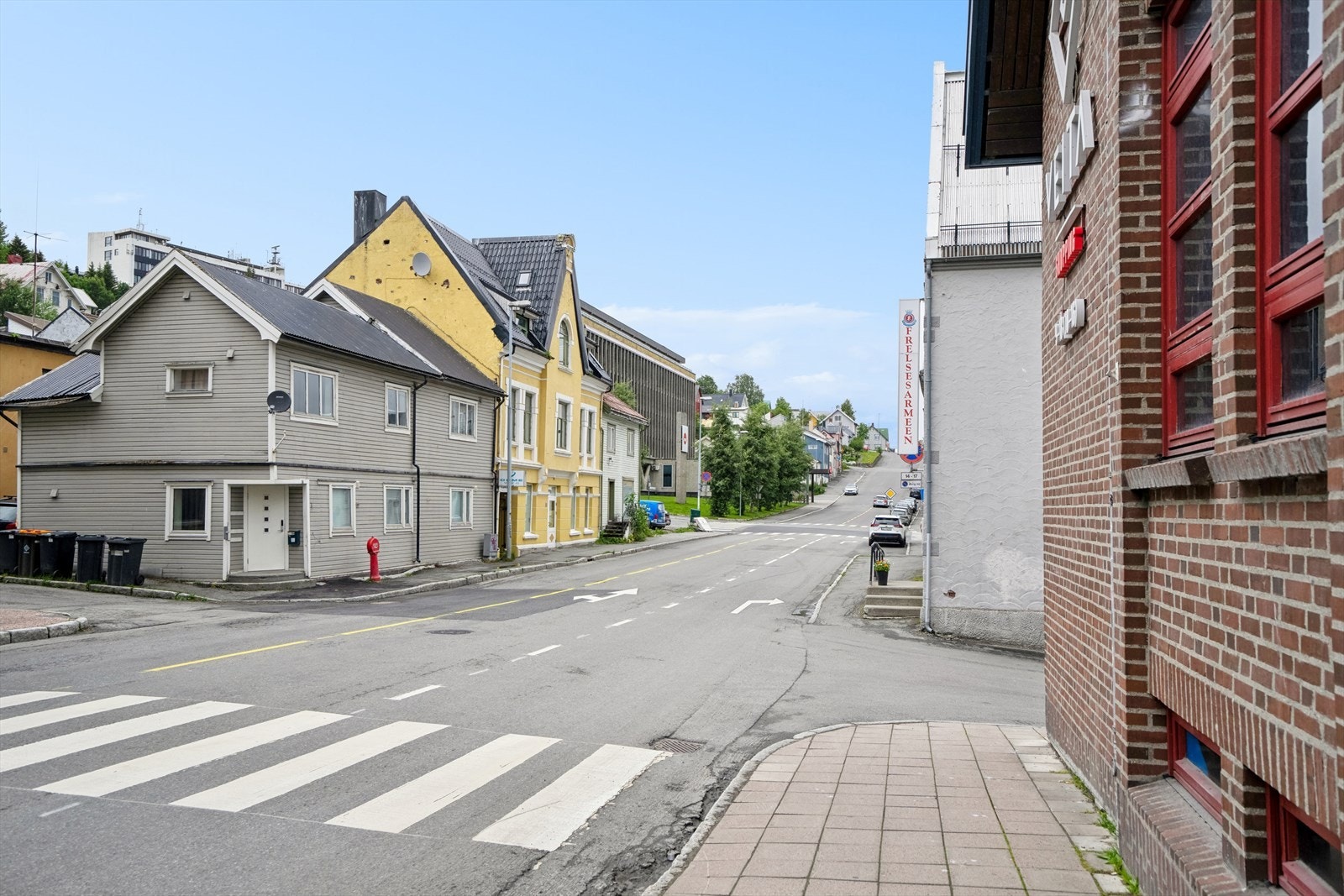 Beliggende i Grønnegata, nord i sentrum. Parkeringslomme for korte stopp rett over gata ved Perfekt Renseri. Kortgangavstand til parkeringsanlegg i Fjellet P-hus Galleribilde