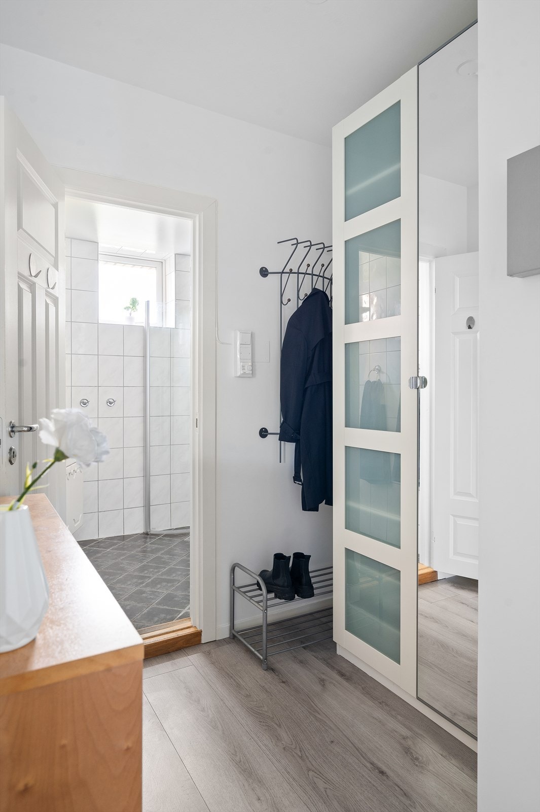 Her er det god plass til å henge fra seg yttertøyet og sette fra seg sko i garderobeskap. Galleribilde