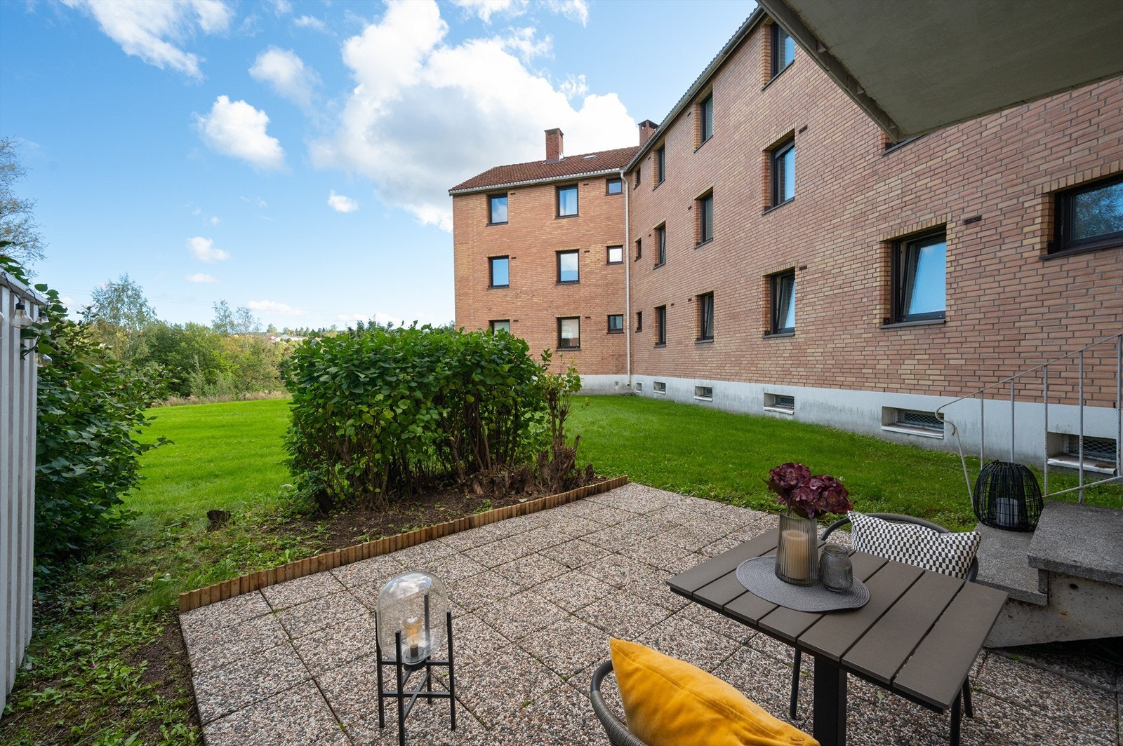 Terrassen vender ut mot flotte og grønne områder inne på borettslagets område. Galleribilde