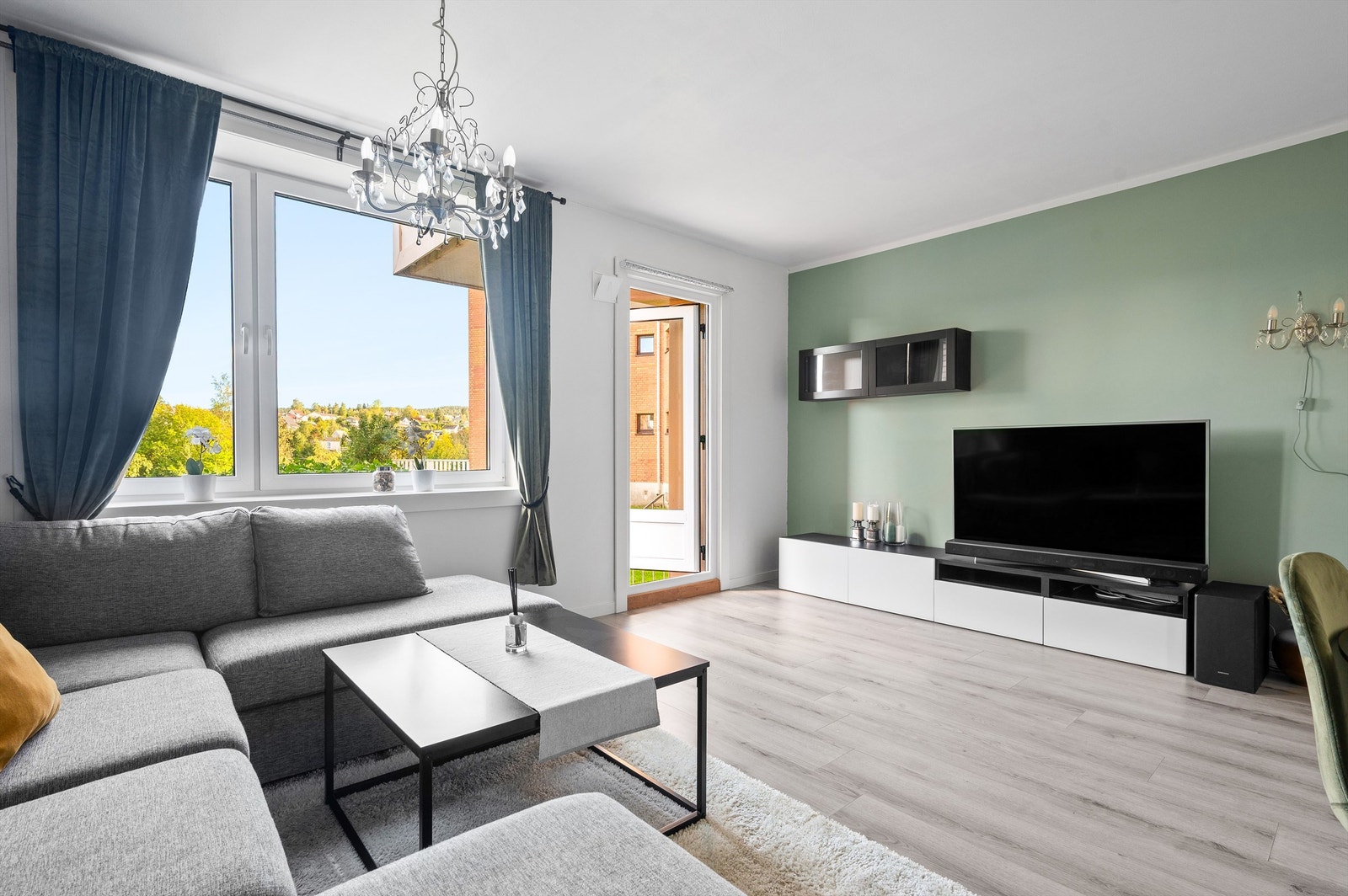 Overflatene er holdt i lyse og tidsriktige fargevalg som harmonerer fint med resten av leiligheten. I 2018 ble overflater i stue sparklet og malt samt lagt nytt gulv og nye lister. Galleribilde