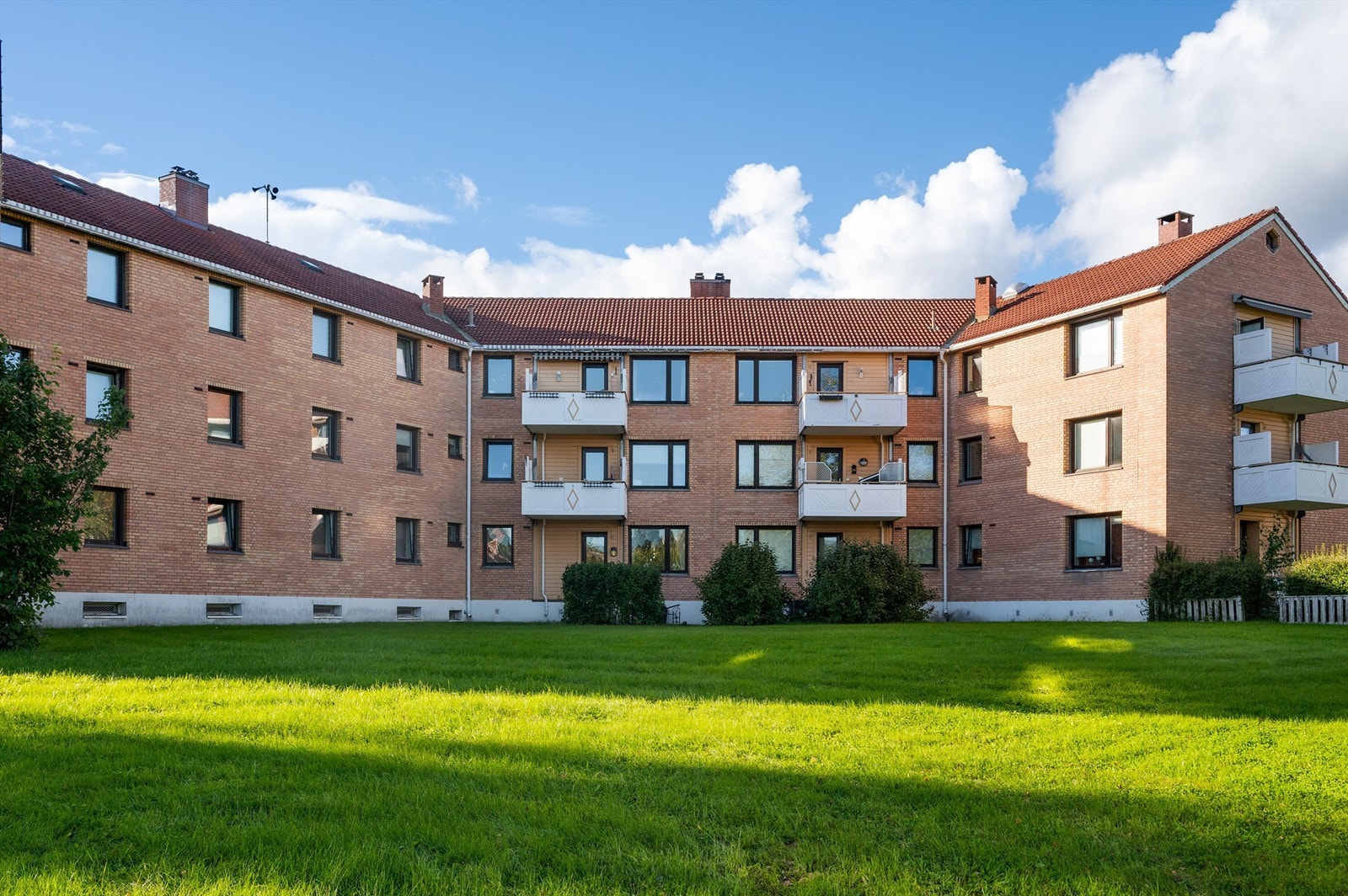 Området ligger tilbaketrukket til i rolige og grønne omgivelser, men samtidig sentralt med alt en måtte trenge i hverdagen innen kort avstand. I tillegg er det kort vei til Lillomarka med tur- og sykkelstier, skiløyper og badevann. Galleribilde