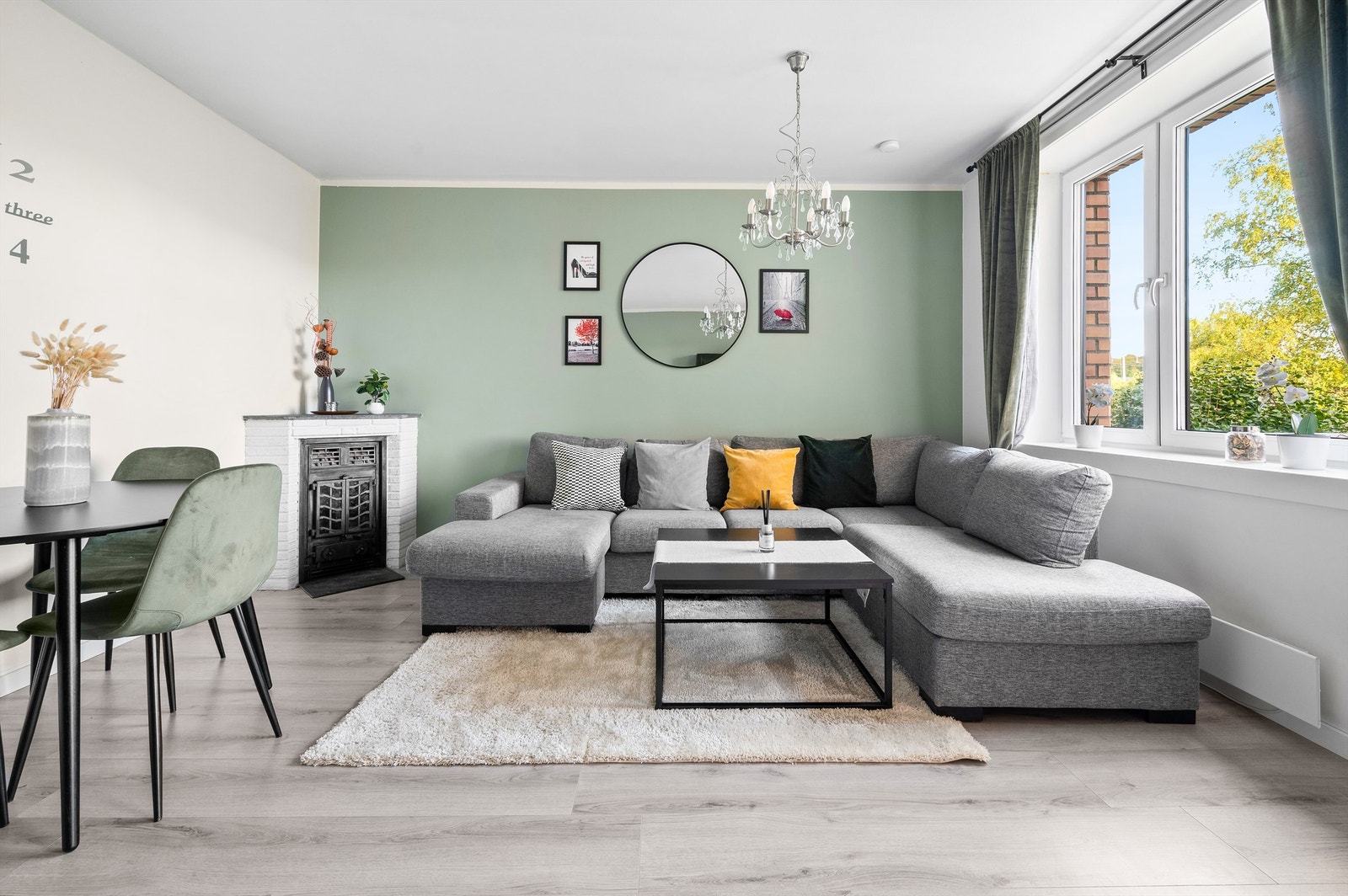 Lys og romslig stue med store vindusflater som slipper inn rikelig med lys og skaper en luftig atmosfære. Her det det god plass for sofa, tilhørende salongbord, tv-seksjon og større spisebord. Galleribilde