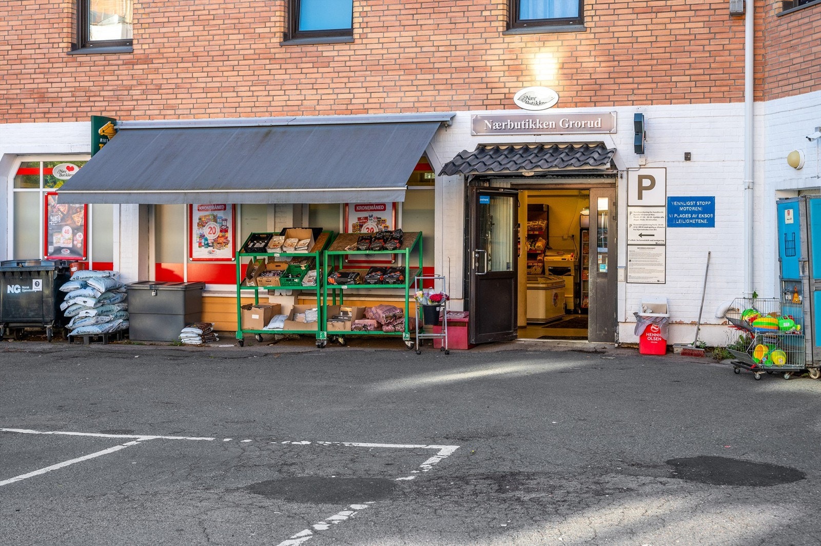 Barnehage, fellesvaskerier, velferdslokale og søndagsåpen matbutikk på feltet. Galleribilde