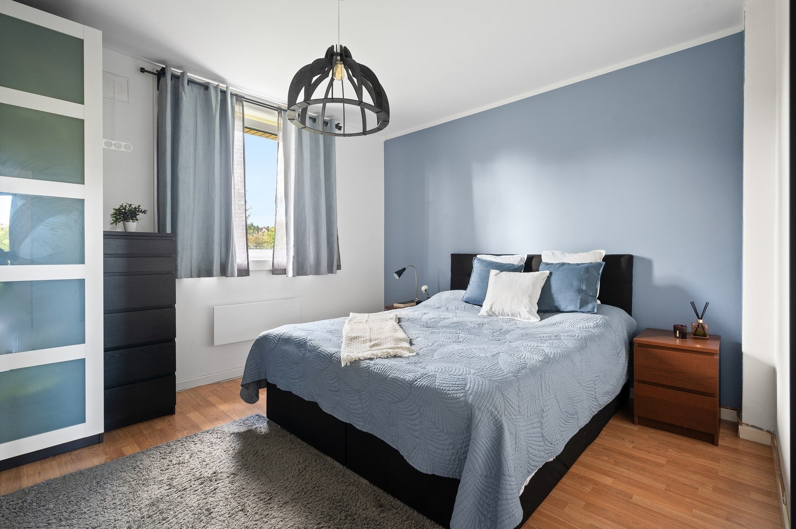 Soverommet har god plass til dobbeltseng med tilhørende nattbord på begge sider. Galleribilde