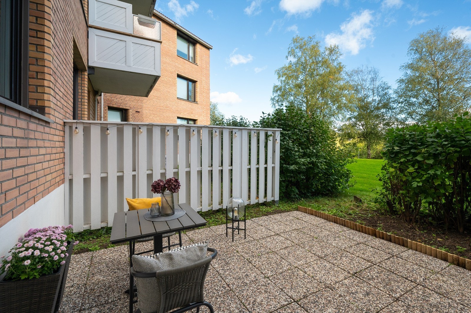 Terrassen er sørvendt og selger opplyser om sol fra ca. kl 9-15. Her kan du innrede med utemøblement og skape et hyggelig uterom i rolige omgivelser som innbyr til morgenkaffe eller et glass vin på kveldene. Galleribilde