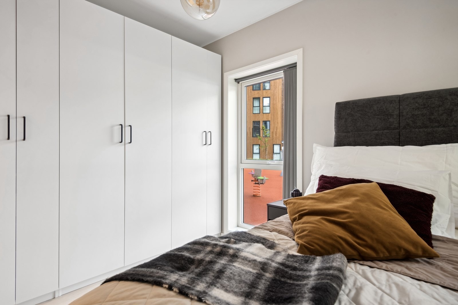 Her er stort garderobeskap med godt med oppbevaringsplass Galleribilde