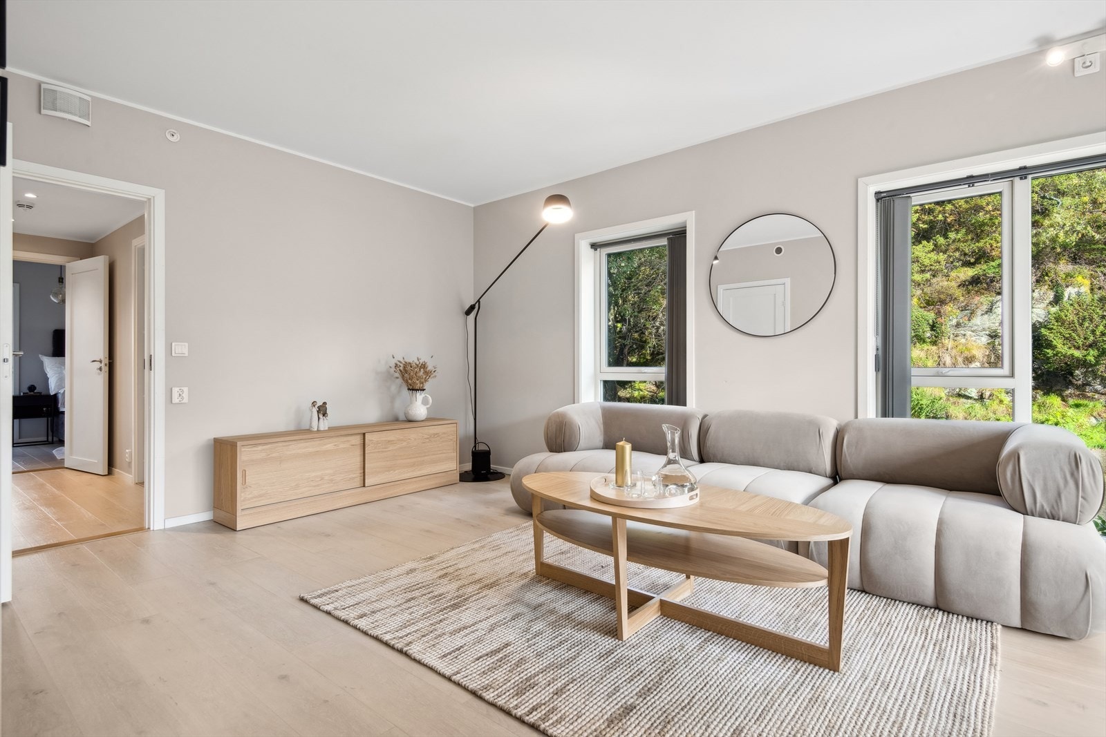 Leiligheten har pent lyst parkettgulv og vegger med malte flater Galleribilde