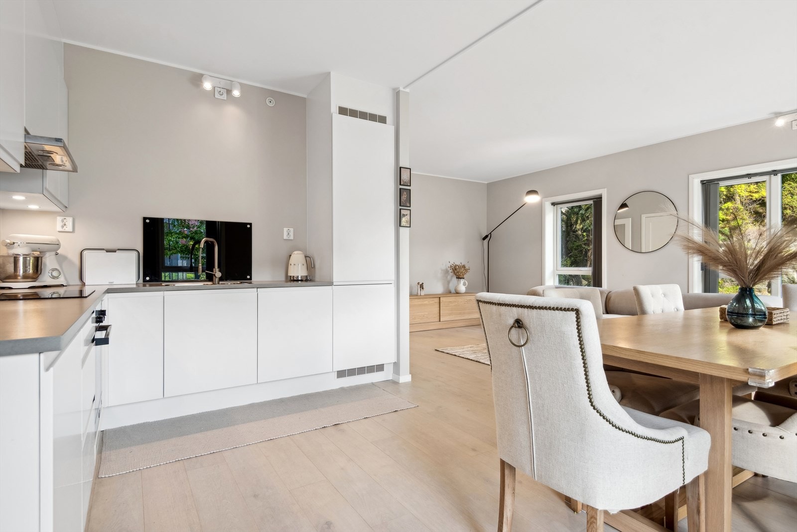 Kjøkkenet er utstyrt med integrerte hvitevarer (stekeovn, platetopp, oppvaskmaskin og kombiskap). Galleribilde
