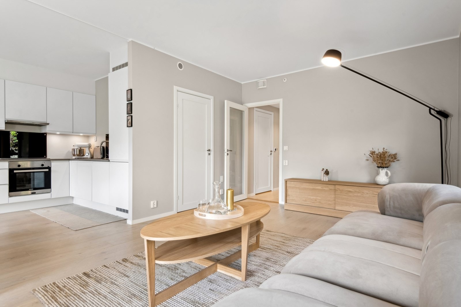 Her er god plass til å innrede med både sofagruppe og spisebord. Galleribilde