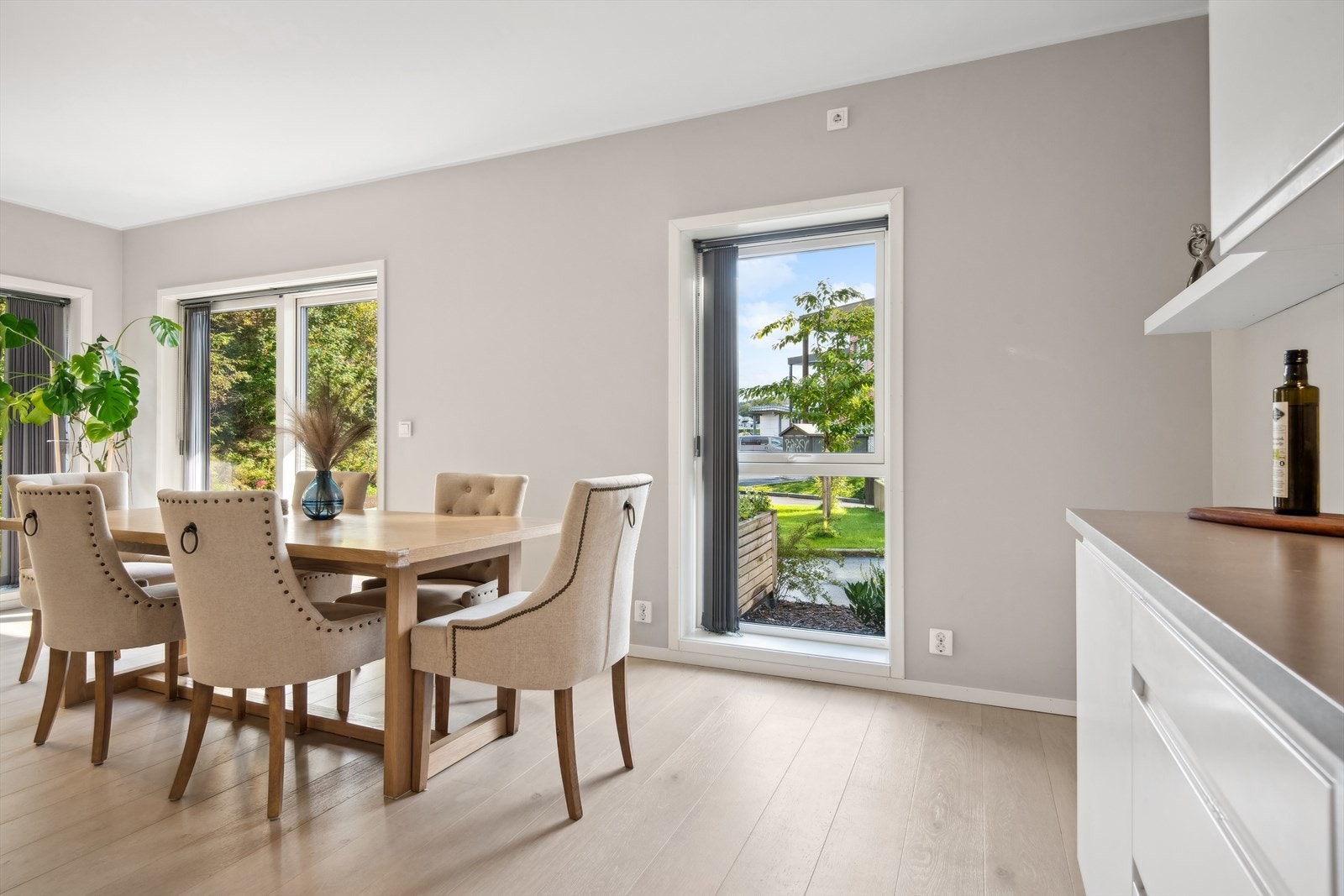 Fra stue/kjøkken er det utgang til østvendt terrasse på ca. 7,7 m² Galleribilde