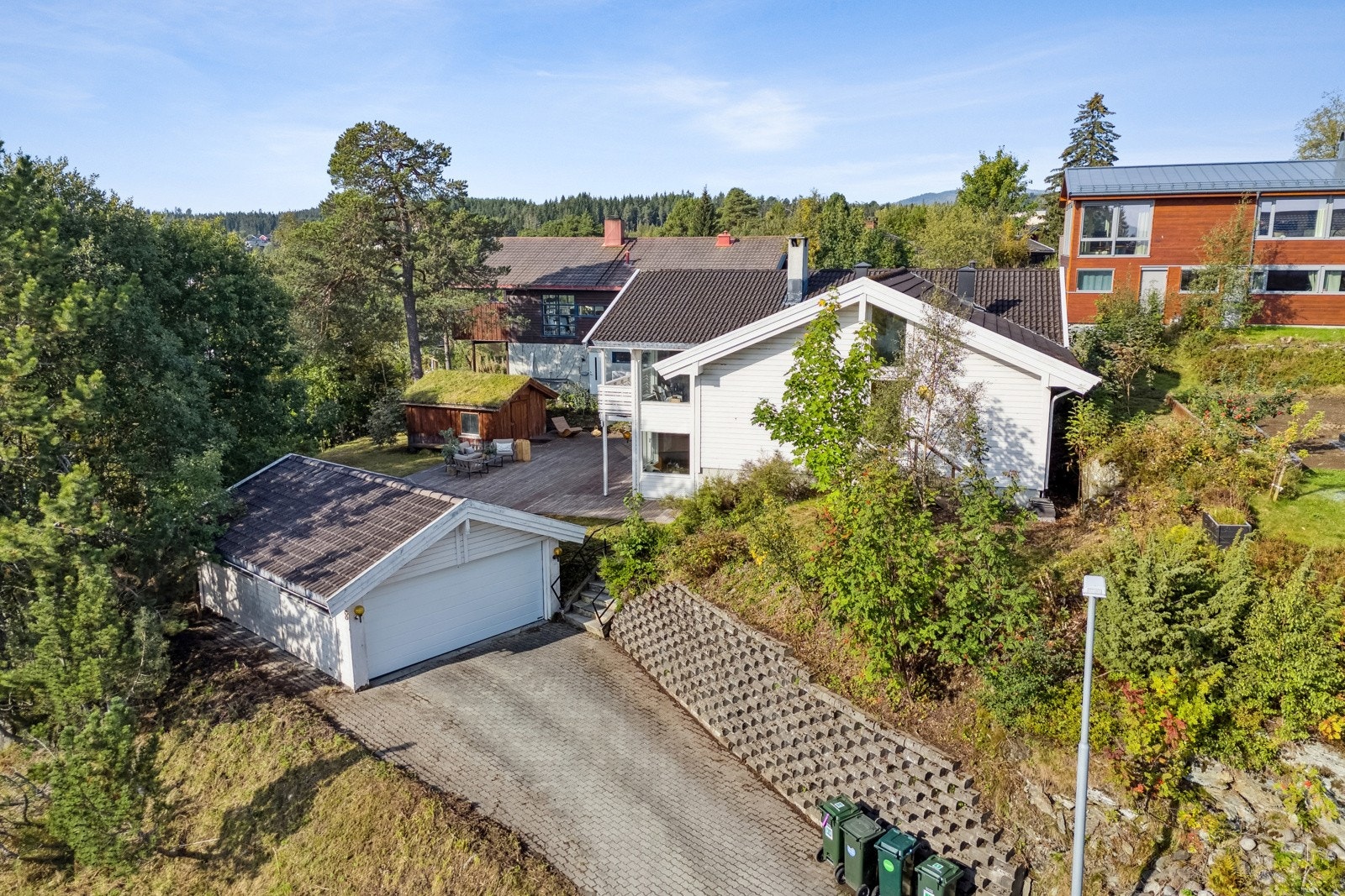 Eiendommen har en svært god plassering i boligfeltet. Tomten er på hele 1 337 kvm. Fin steinbelagt oppkjørsel med plass til flere biler. Dobbelgarasje. Galleribilde