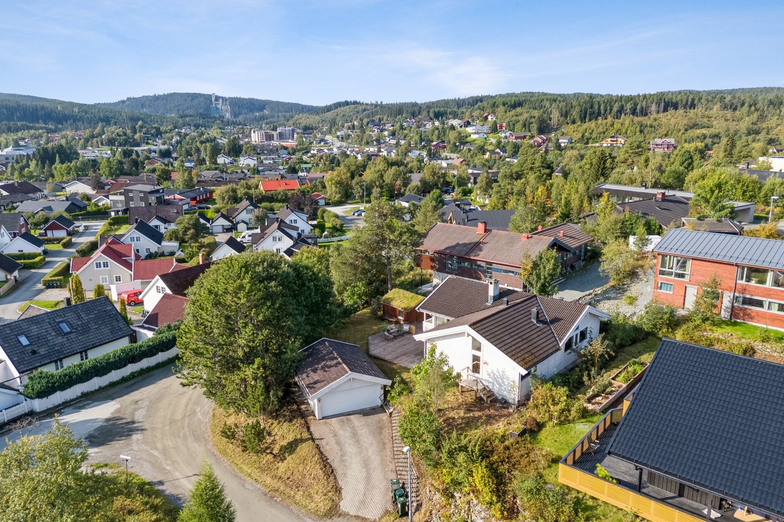 Boligen ligger til i et populært og barnevennlig område med gangavstand til matbutikker, kollektiv transport, skoler og barnehager. Galleribilde