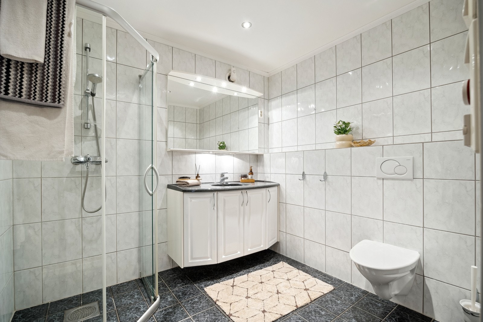 Baderommet i underetasjen holder en klassisk stil. Det er varme i gulv og downlights i himlingen. Galleribilde