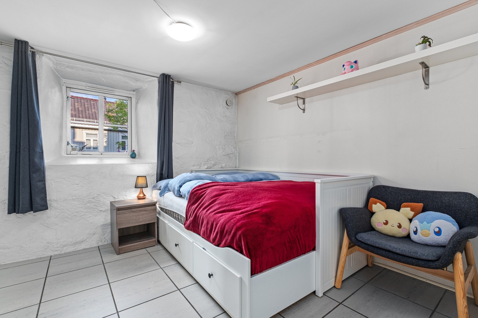 Soverommet er på hele 10 kvadratmeter og her har man plass til dobbeltseng med tilhørende møblement. Her er det også lagt varmekabler i gulv. Galleribilde