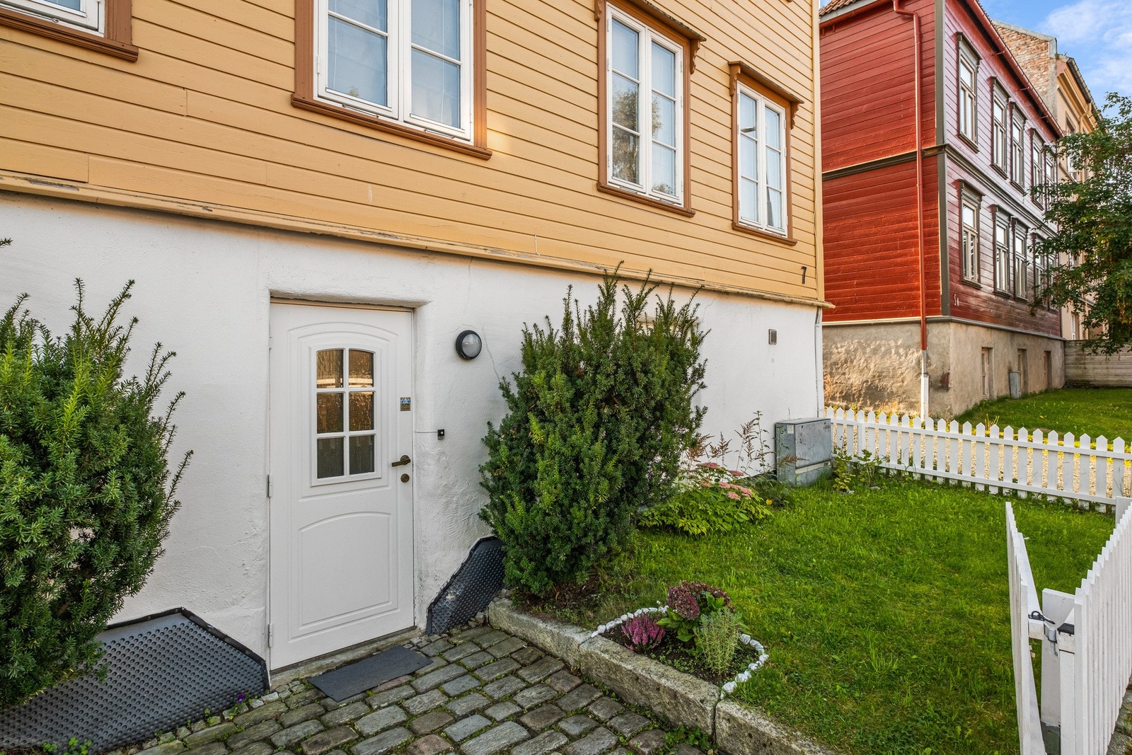 Utenfor inngangspartiet er det en flott plen som i nyere tid er blitt inngjerdet. Galleribilde