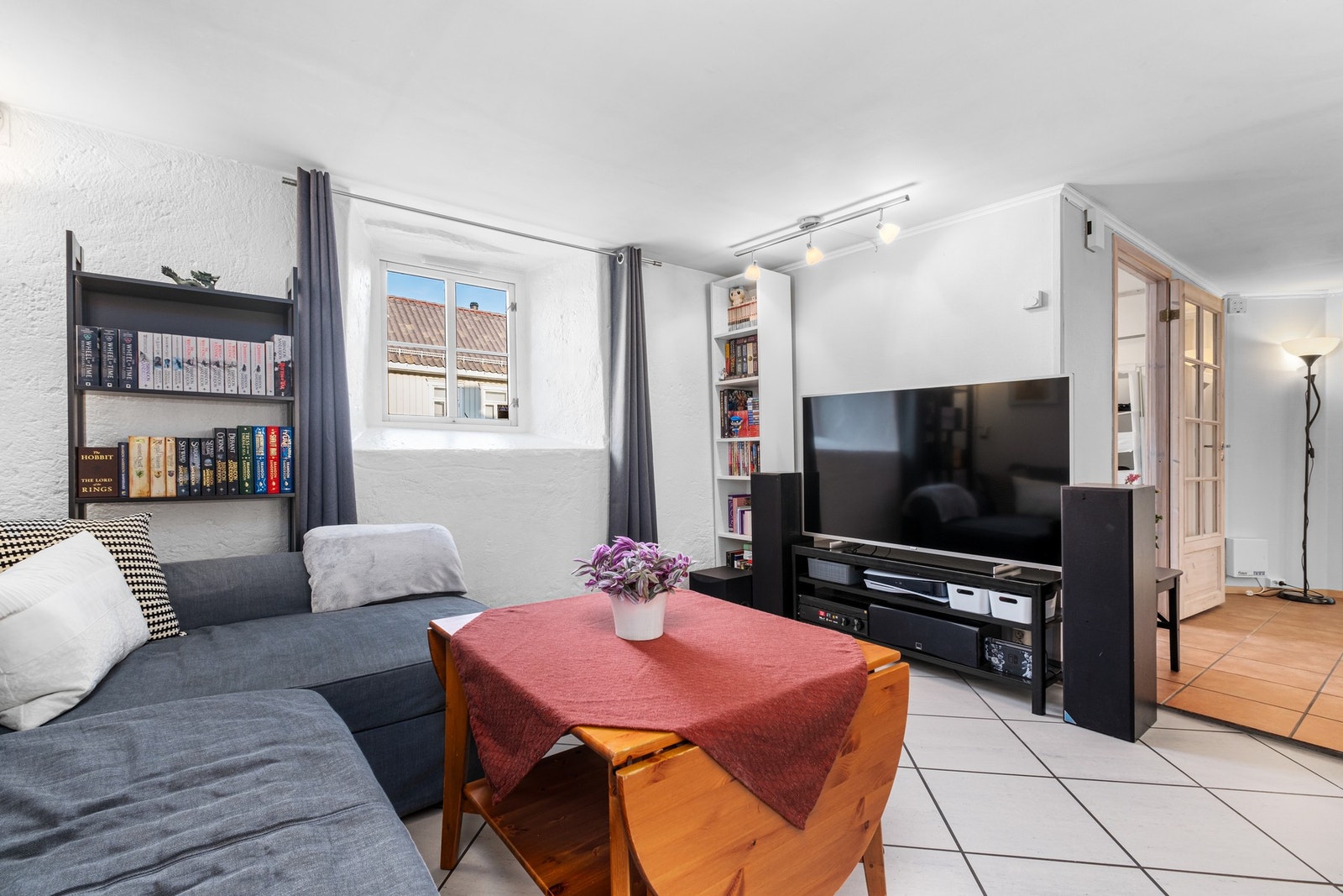 Stuen er enkel å innrede og har plass til blant annet hjørnesofa med tilhørende møblement. Galleribilde