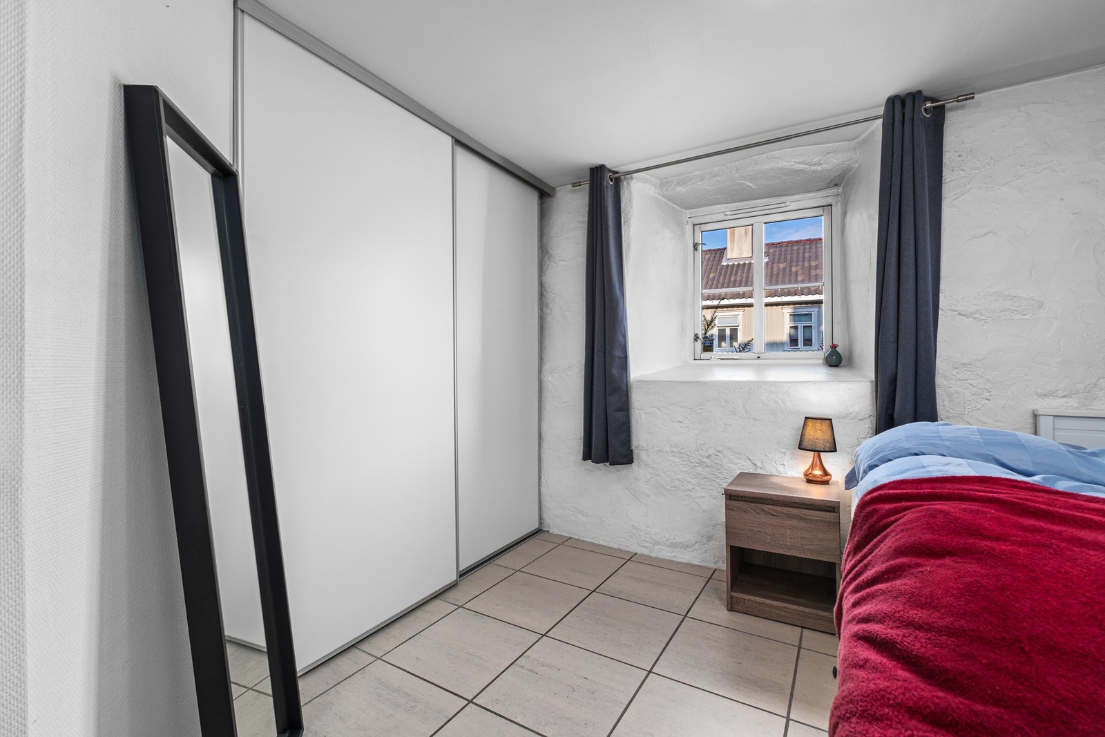 Det er bygd en skyvedørsgarderobe på soverommet som sørger for gode oppbevaringsmuligheter. Galleribilde