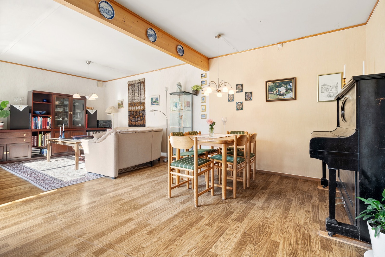 Stor og lys stue på hele 33 kvadratmeter, adskilt stue/kjøkken løsning. Galleribilde