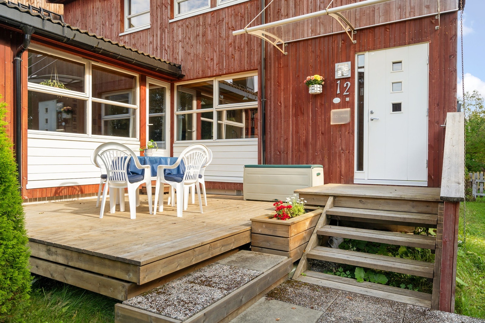 Privat og skjermet terrasse med gode solforhold. Galleribilde