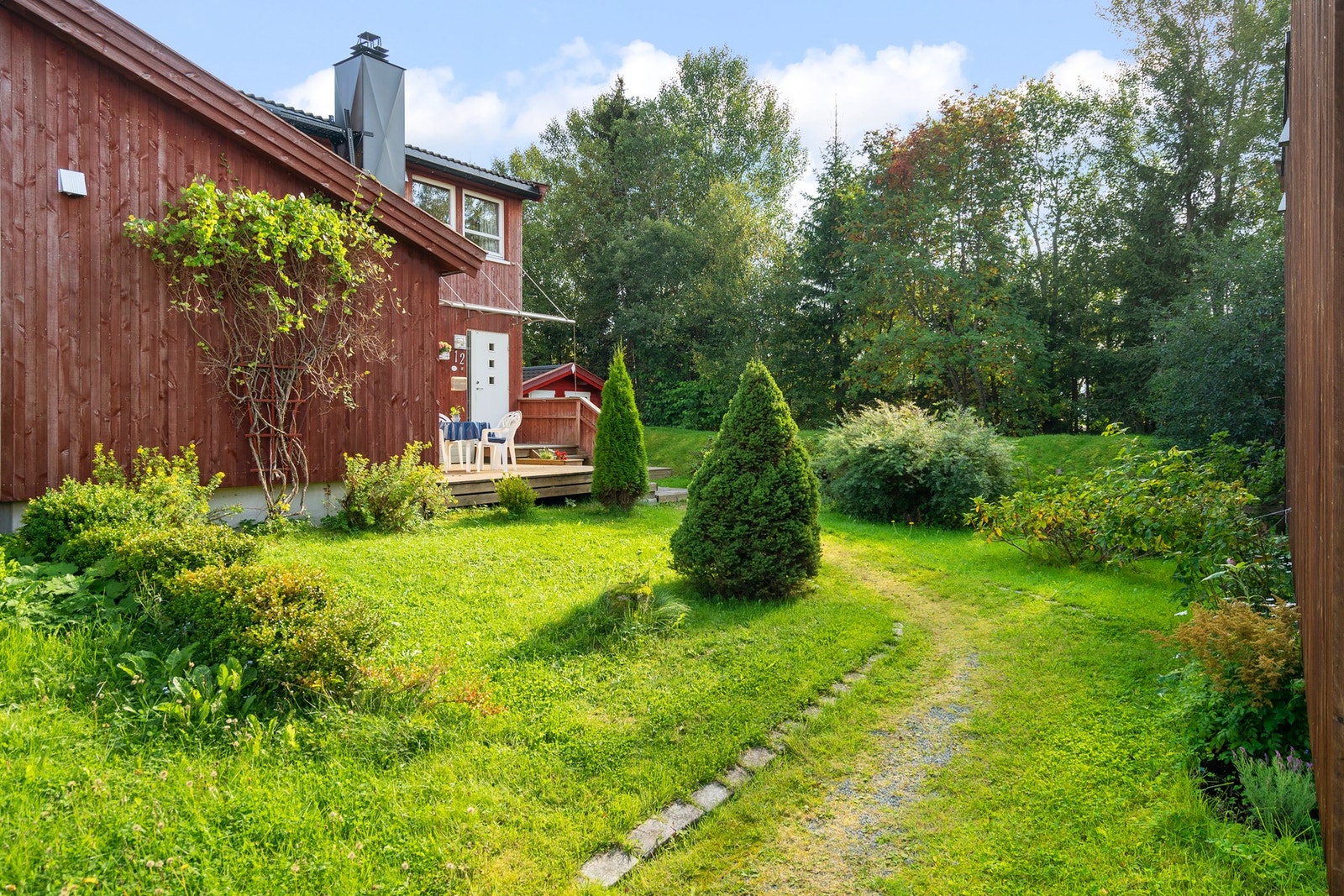 En innholdsrik og skjermet enebolig med attraktiv endebeliggenhet i feltet. Galleribilde