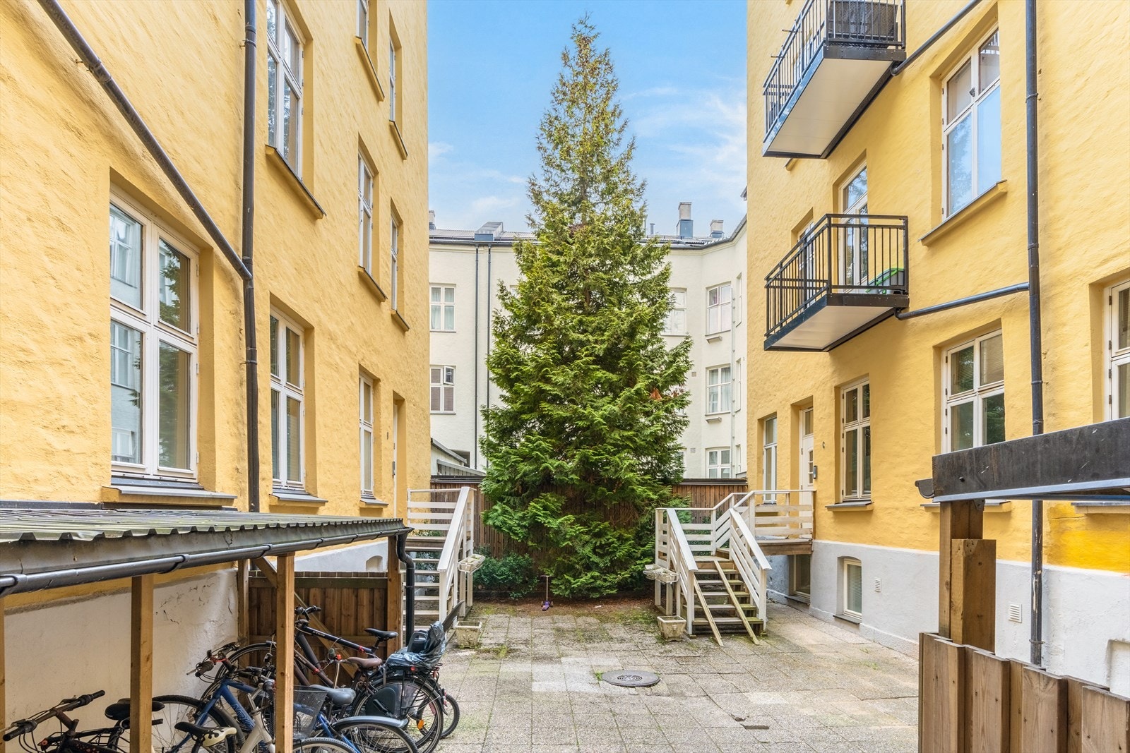 Pent opparbeidet bakgård med sykkelparkering i skur. Galleribilde