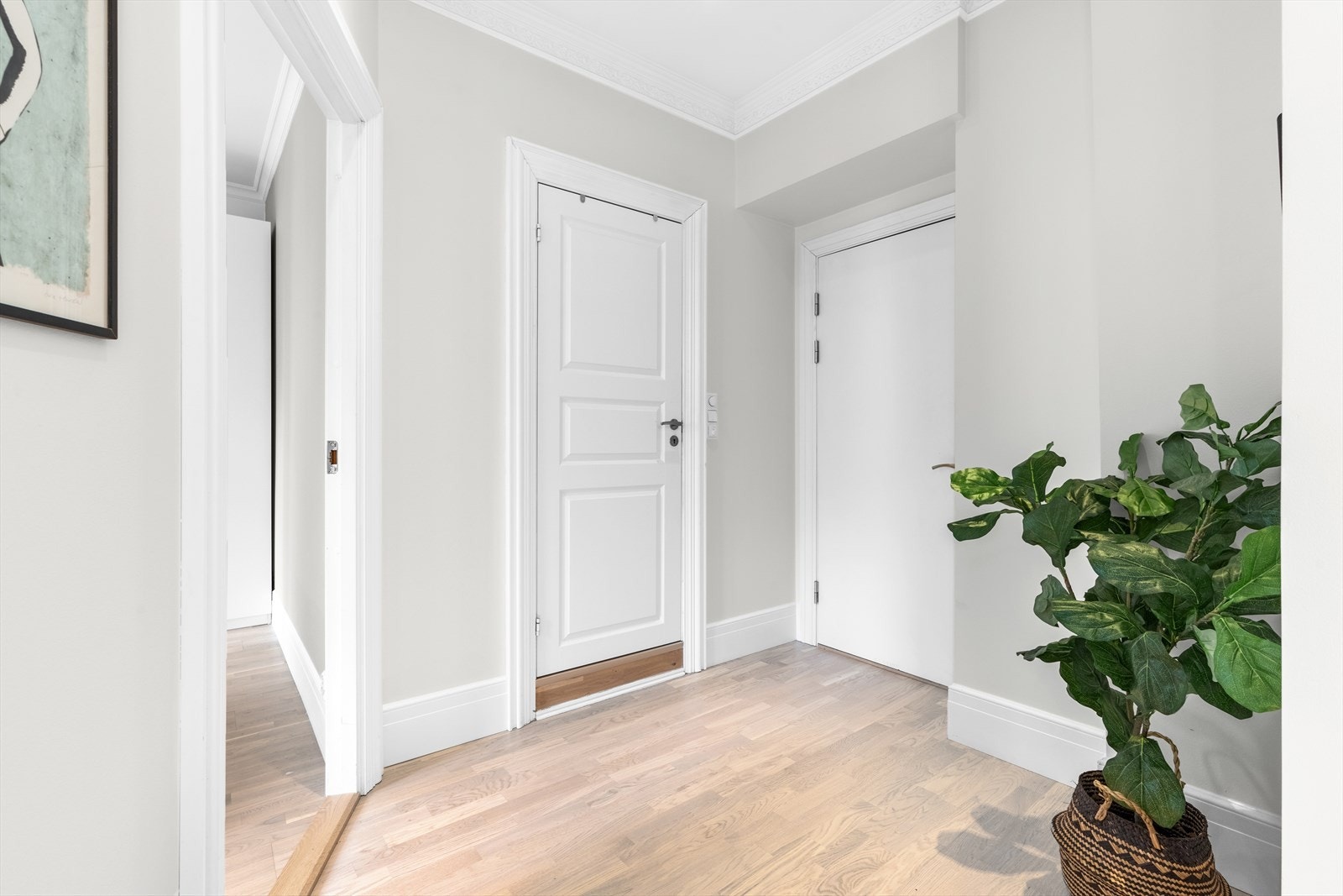 Lyst og romslig inngangsparti. Galleribilde