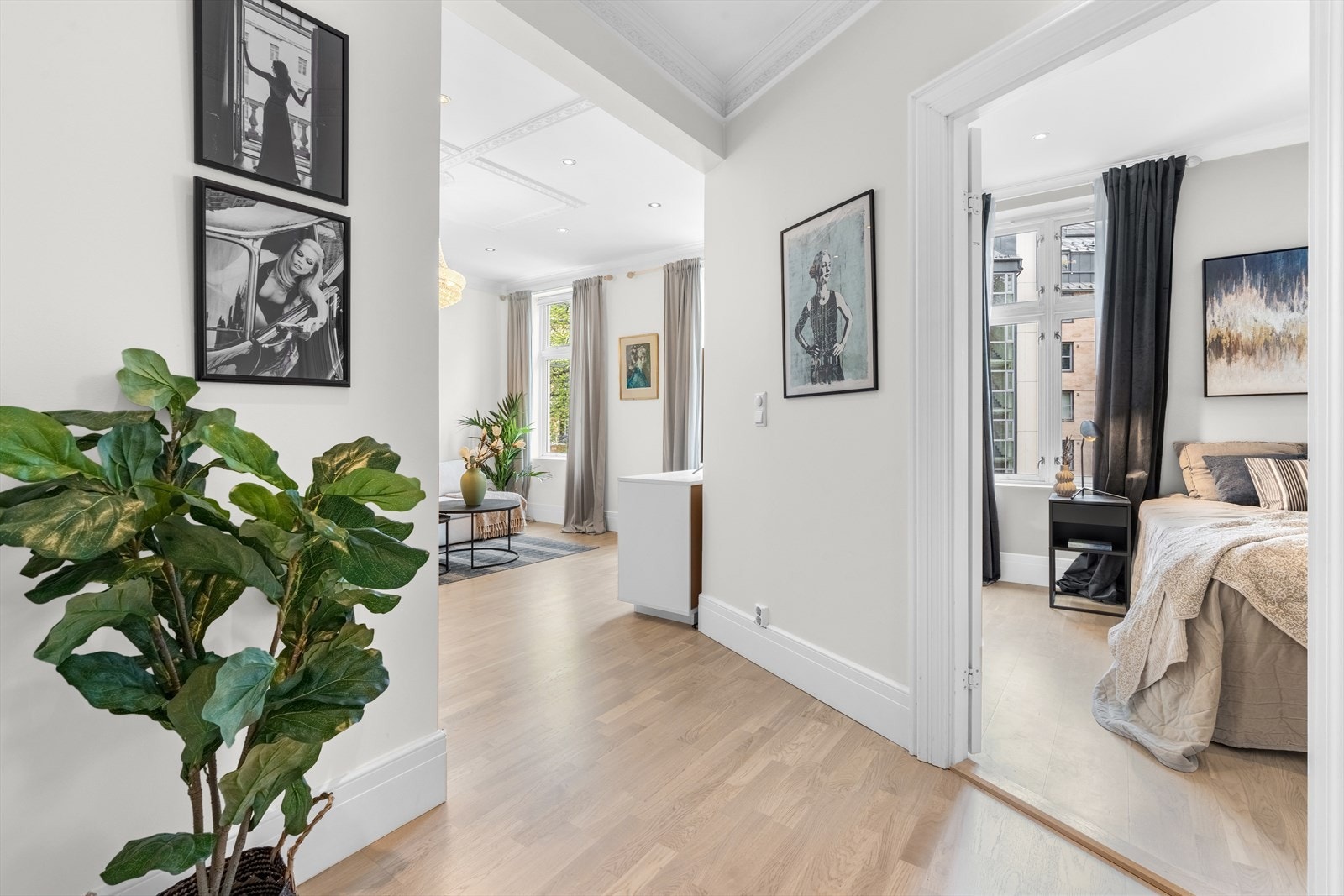 Luftig mellomgang med adkomst til alle rom. Galleribilde