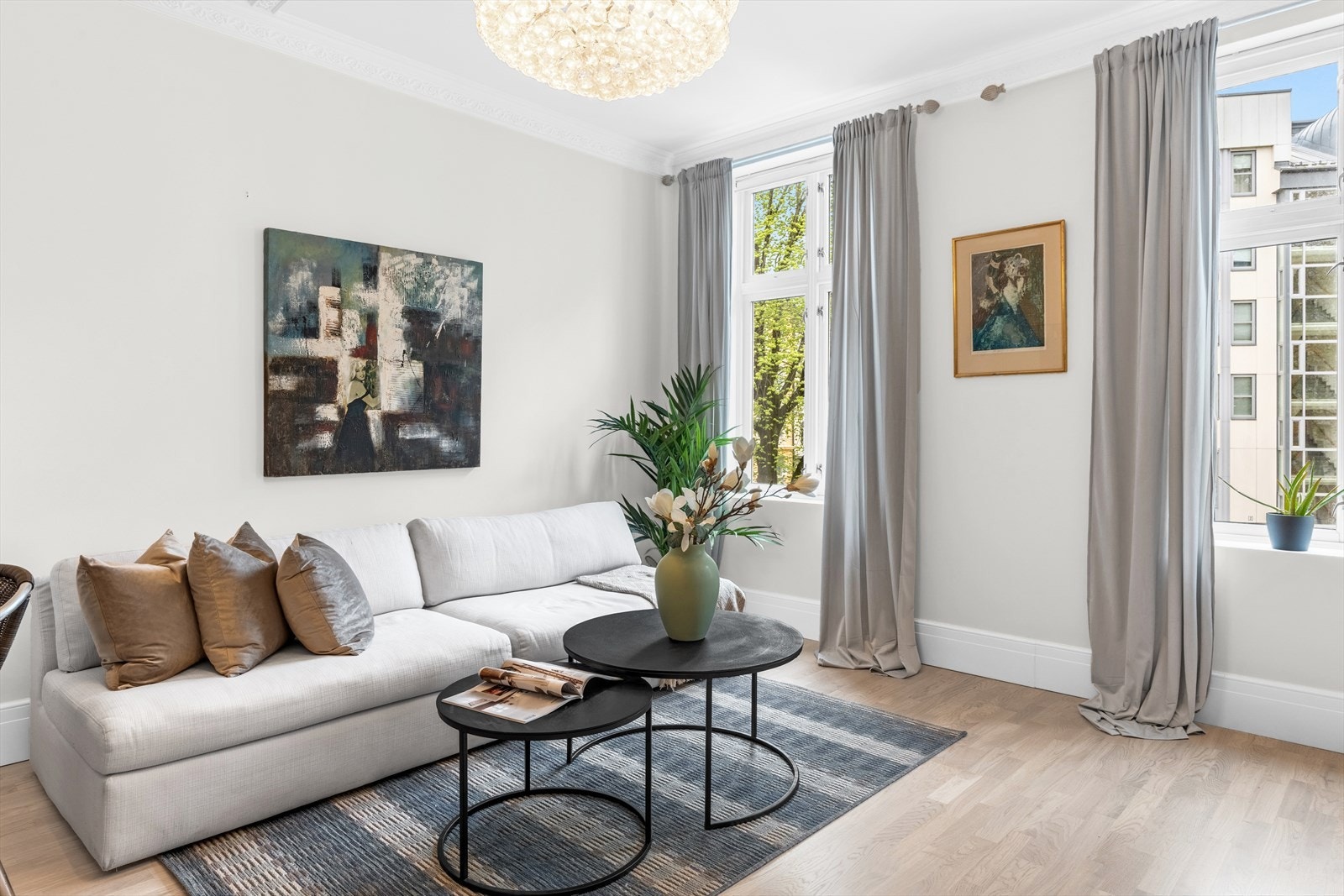 Lys og luftig stue med godt innslipp av naturlig lys. Galleribilde