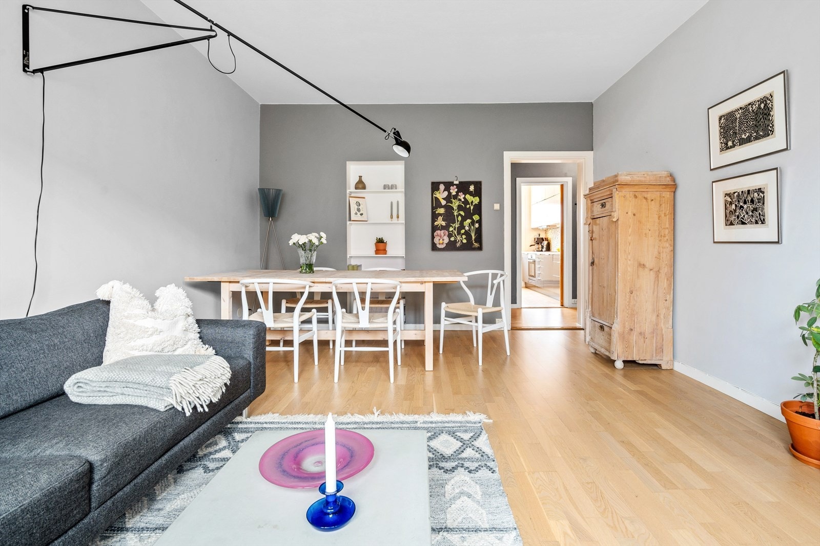 I stuen er det god plass til både sofagruppe og spisebord Galleribilde