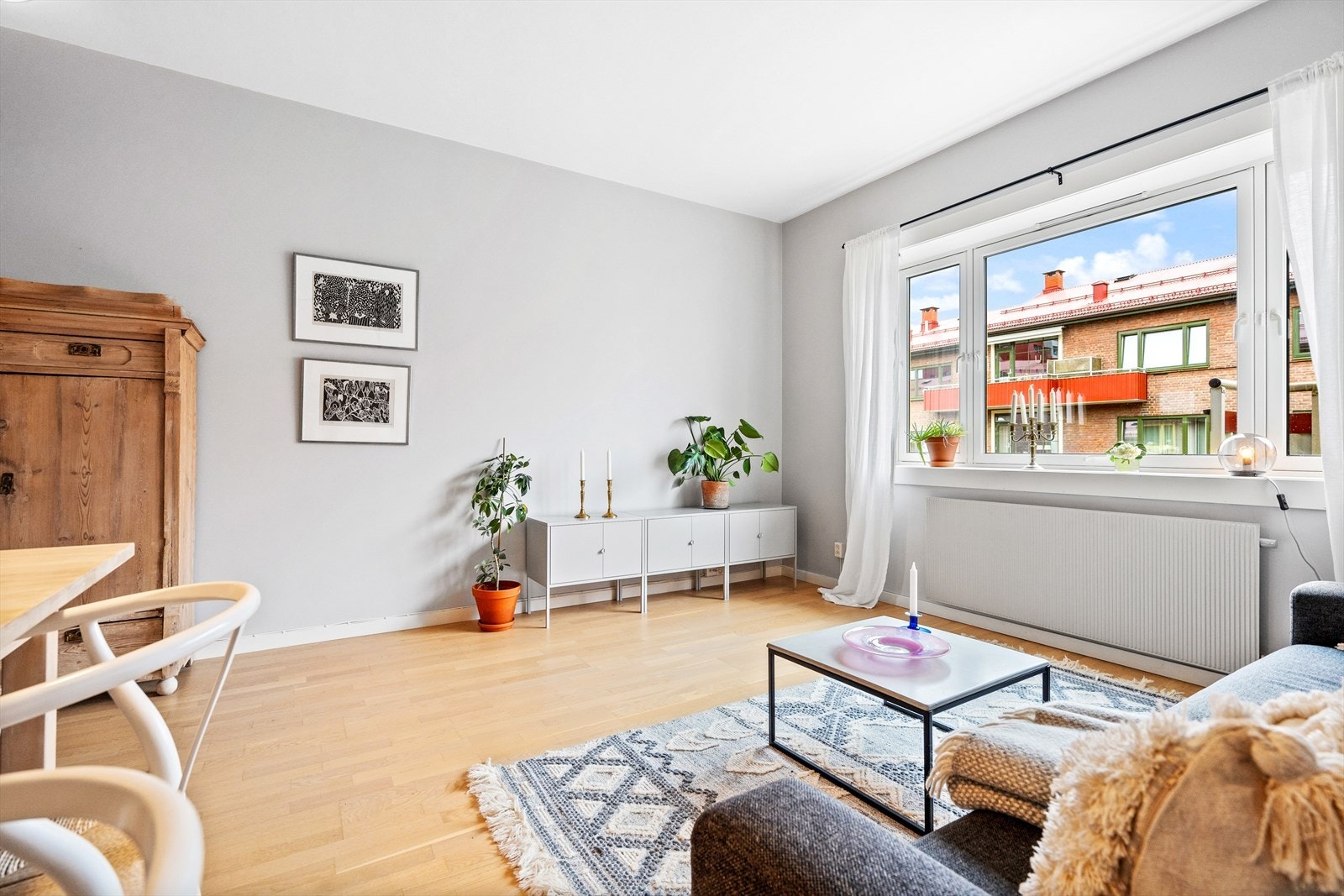 Stuen har et stort vindu som sikrer godt innslipp av naturlig lys Galleribilde