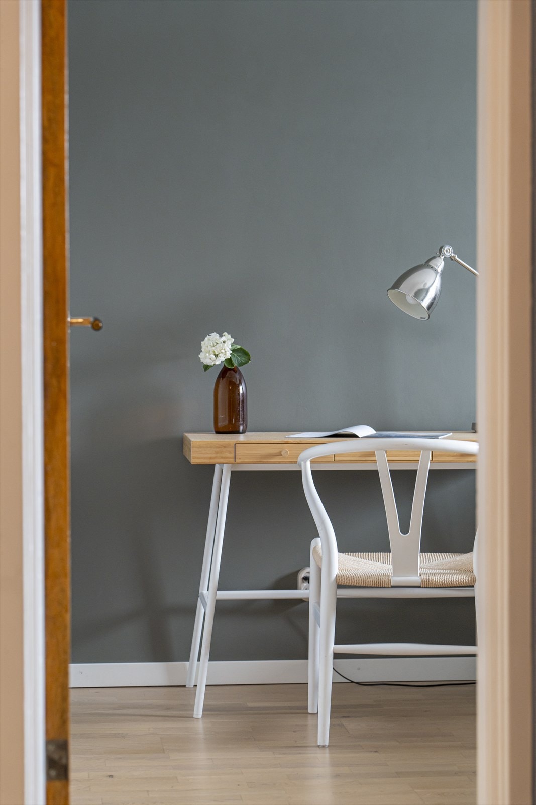 Soverommet har i tillegg plass til skrivepult Galleribilde