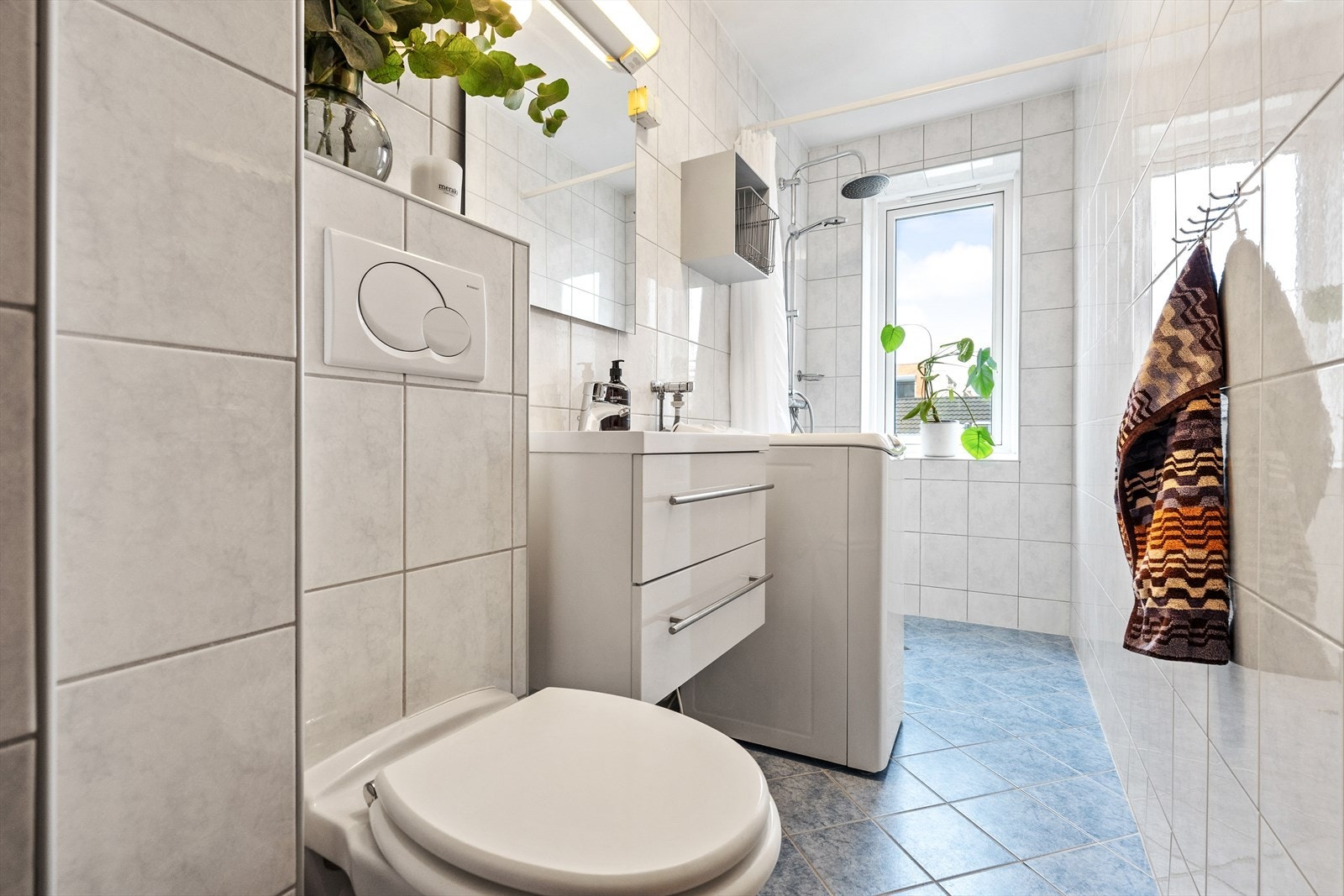 Romslig bad med varmekabel og opplegg for vaskemaskin. Galleribilde