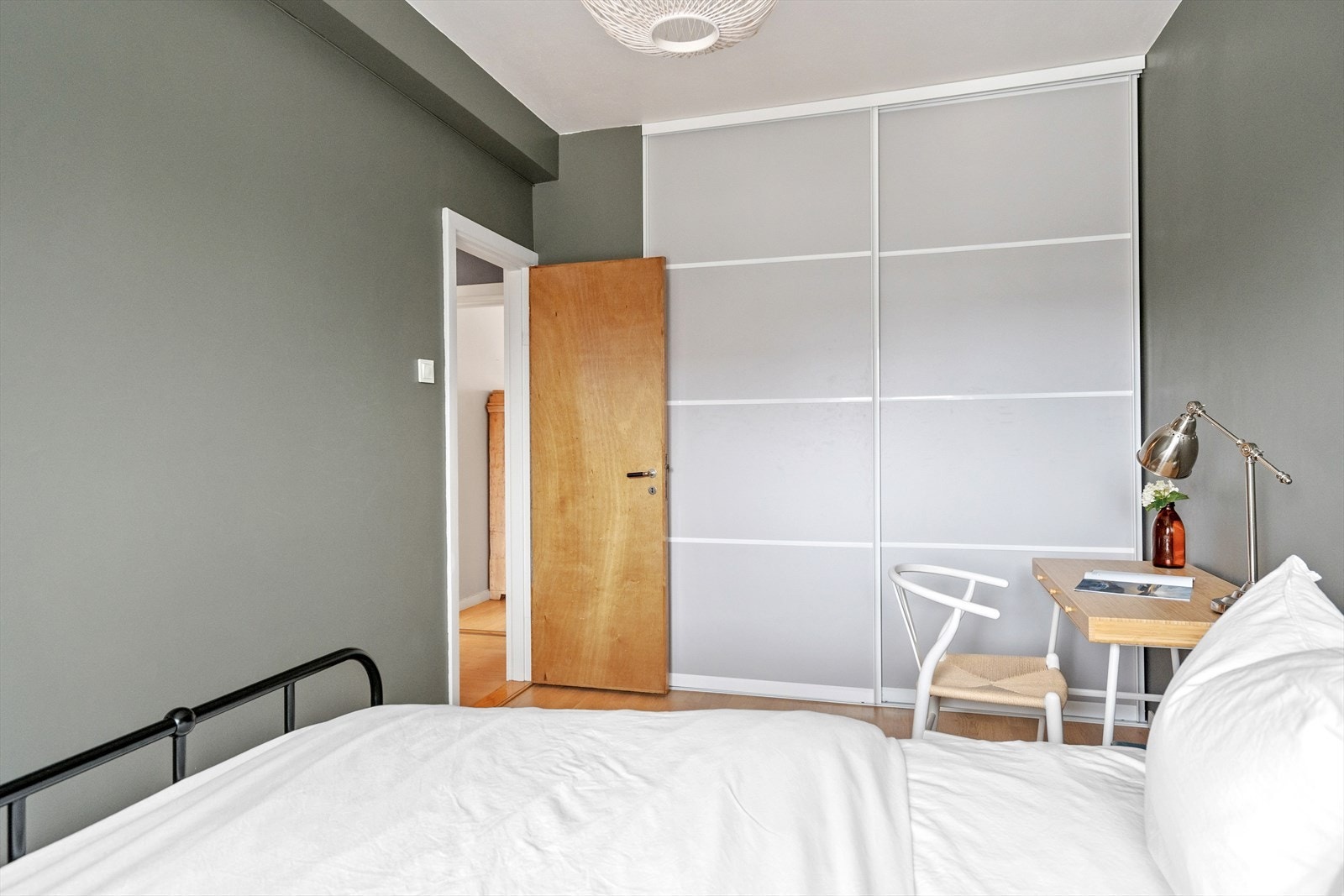 Det er god plass til dobbeltseng, nattbord og skyvedørsgarderobe Galleribilde