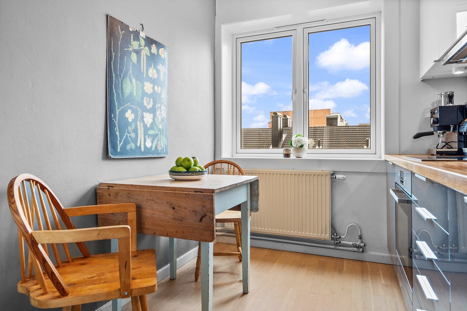 På kjøkkenet er det plass til spisebord Galleribilde