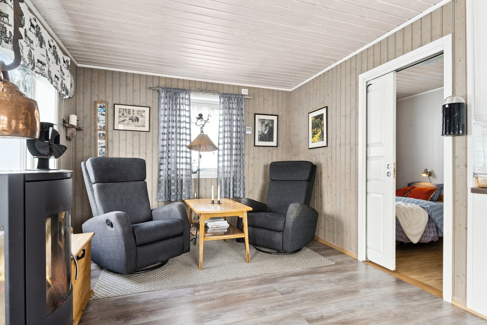 Stue 2, med skyvedør inn til soverom. Galleribilde