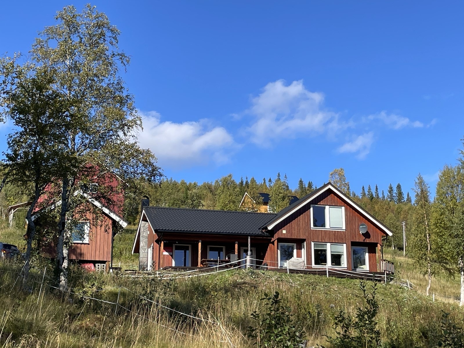 Hytta har flere stuer, 2 kjøkken og 5 soverom. Innlagt strøm, vann og avløp. Vannbåren varme! Galleribilde