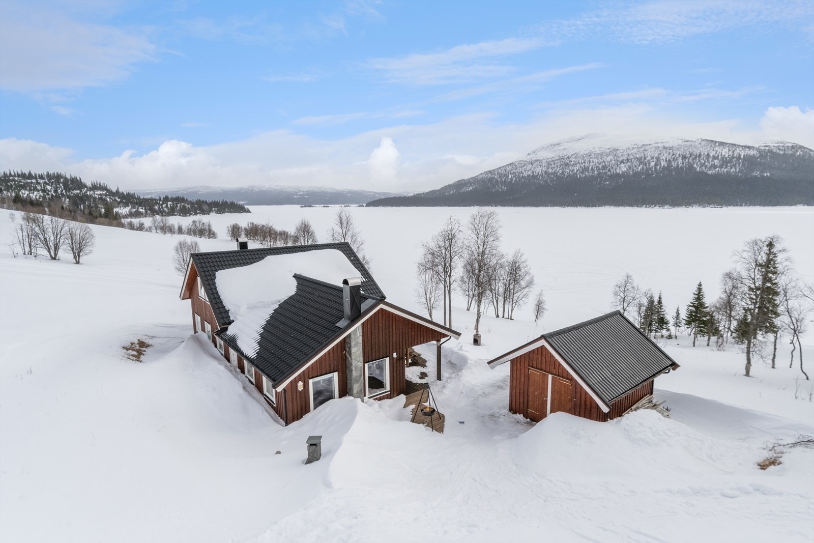 Flott beliggende med utsikt uttover Tunnsjøen. Det er vei helt fram til hytta! Galleribilde