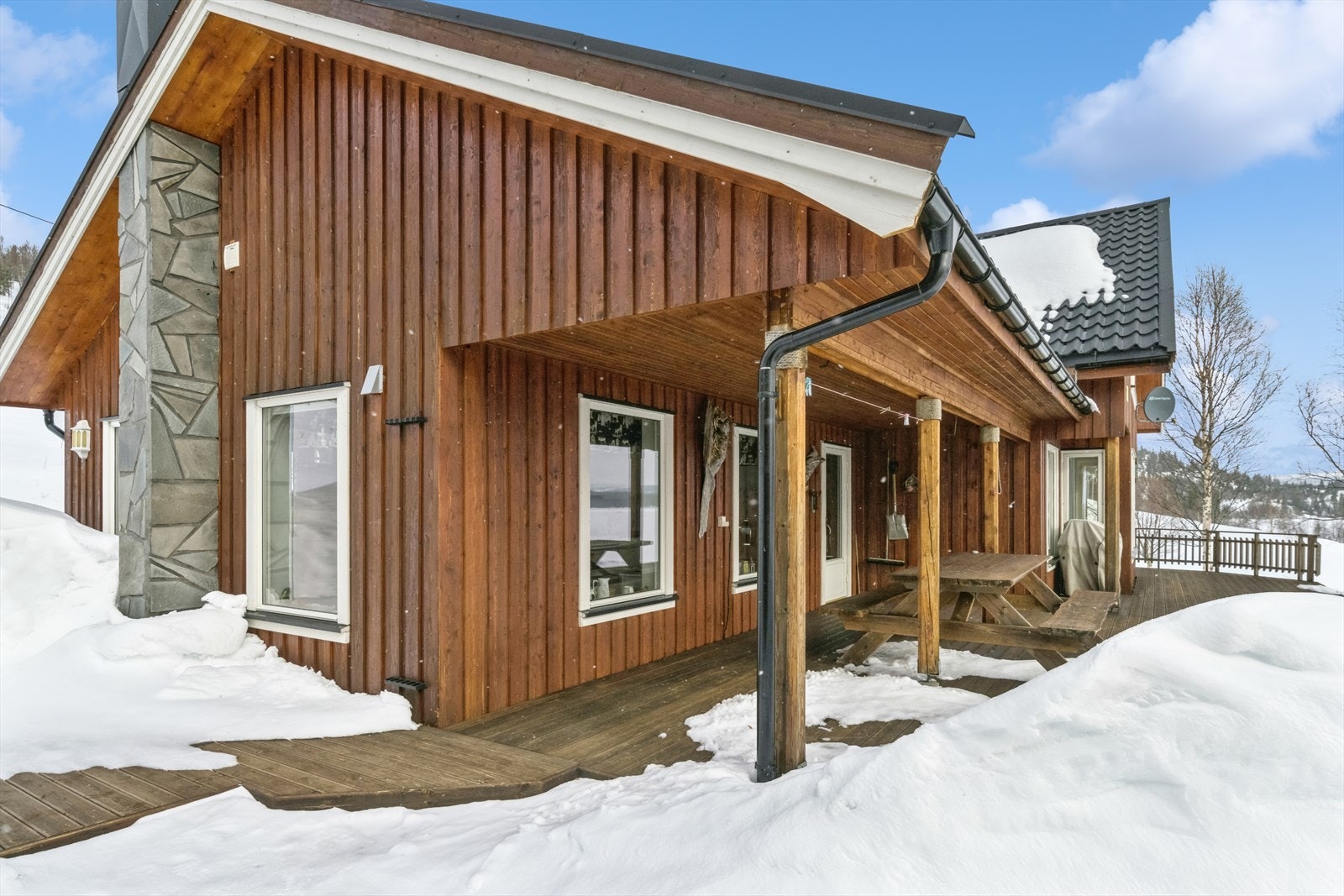 Ute er det opparbeidet en romslig altan hvorav deler er under tak. Galleribilde