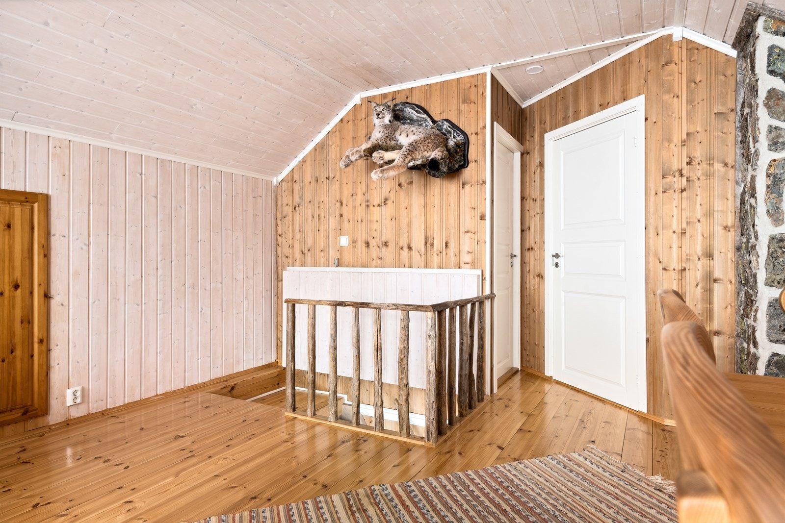 Romslig loft som inneholder loftstue og to soverom. Lagerrom i knevegger. Galleribilde