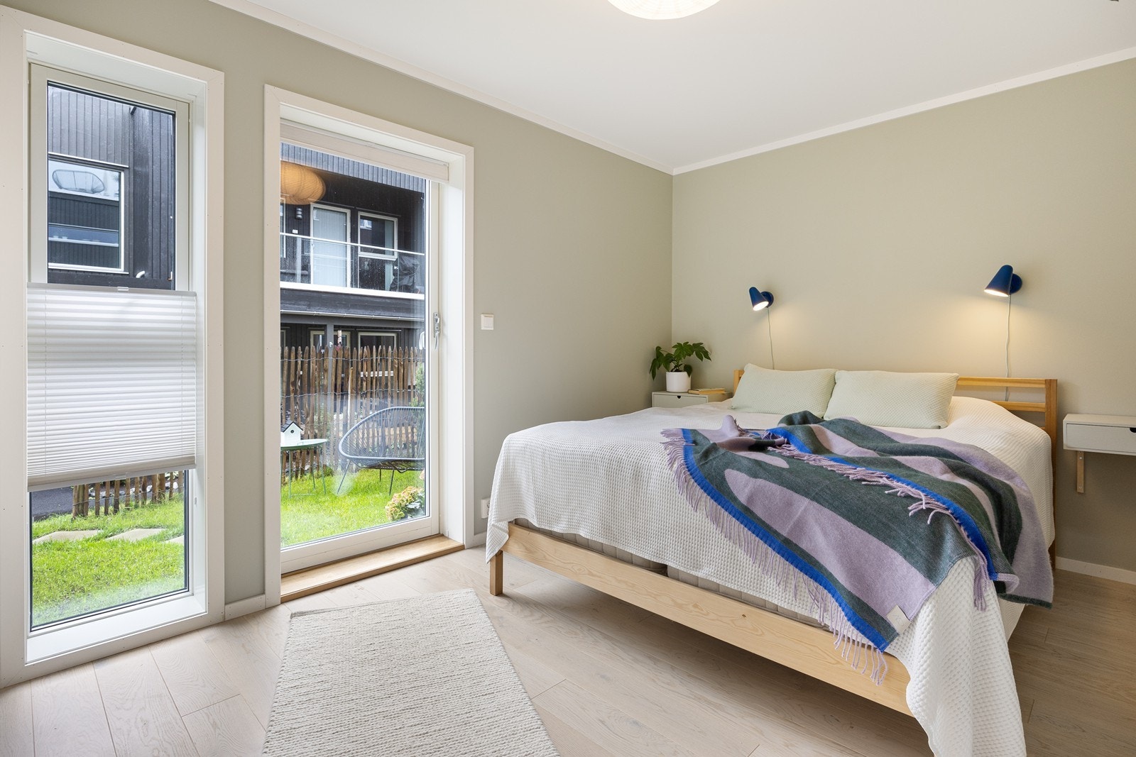 Hovedsoverommet ligger i første etasje og og har adkomst ut til hage via terrassedør. Galleribilde