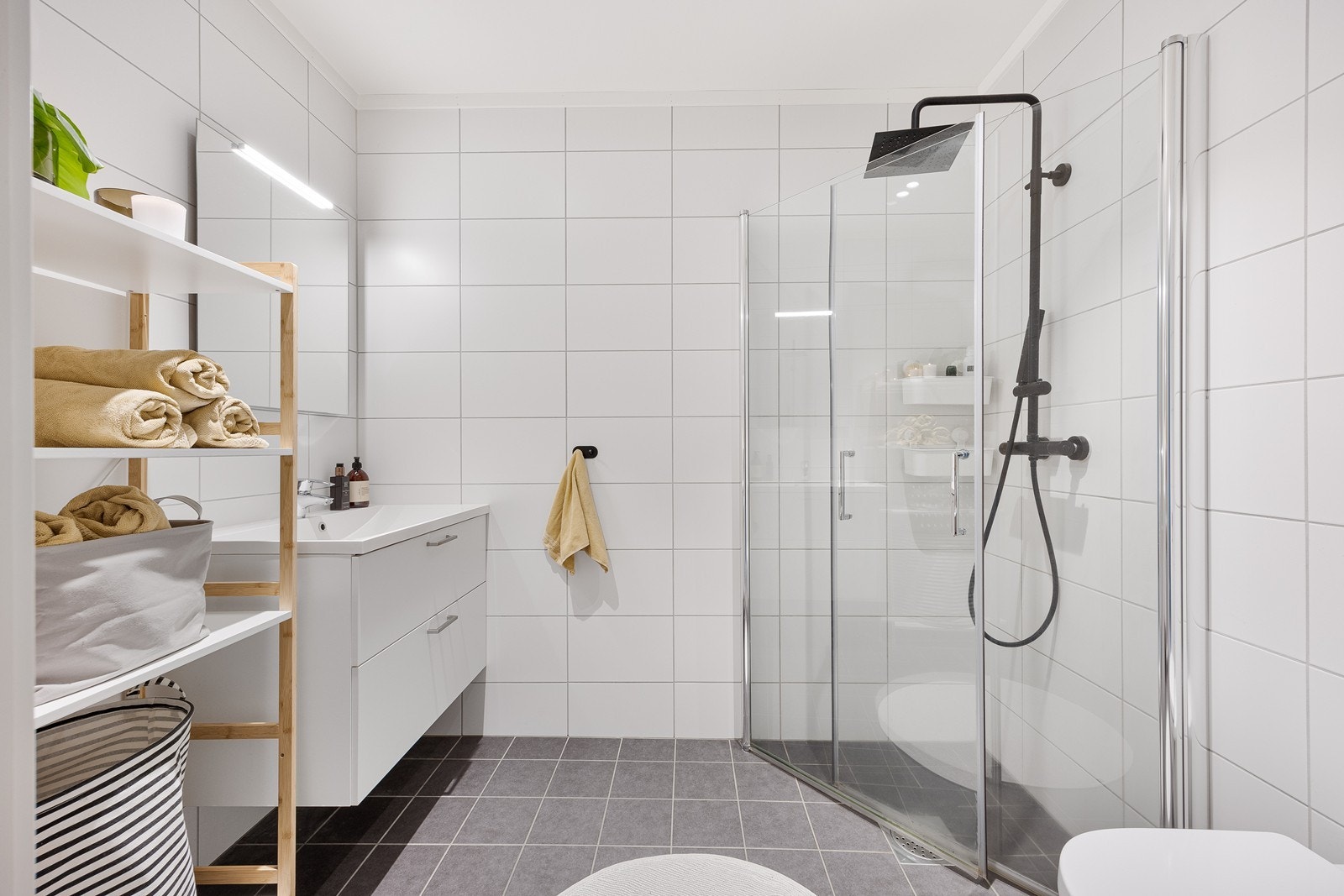 Hovedbadet ligger i første etasje og er flislagt med gulvvarme. Galleribilde