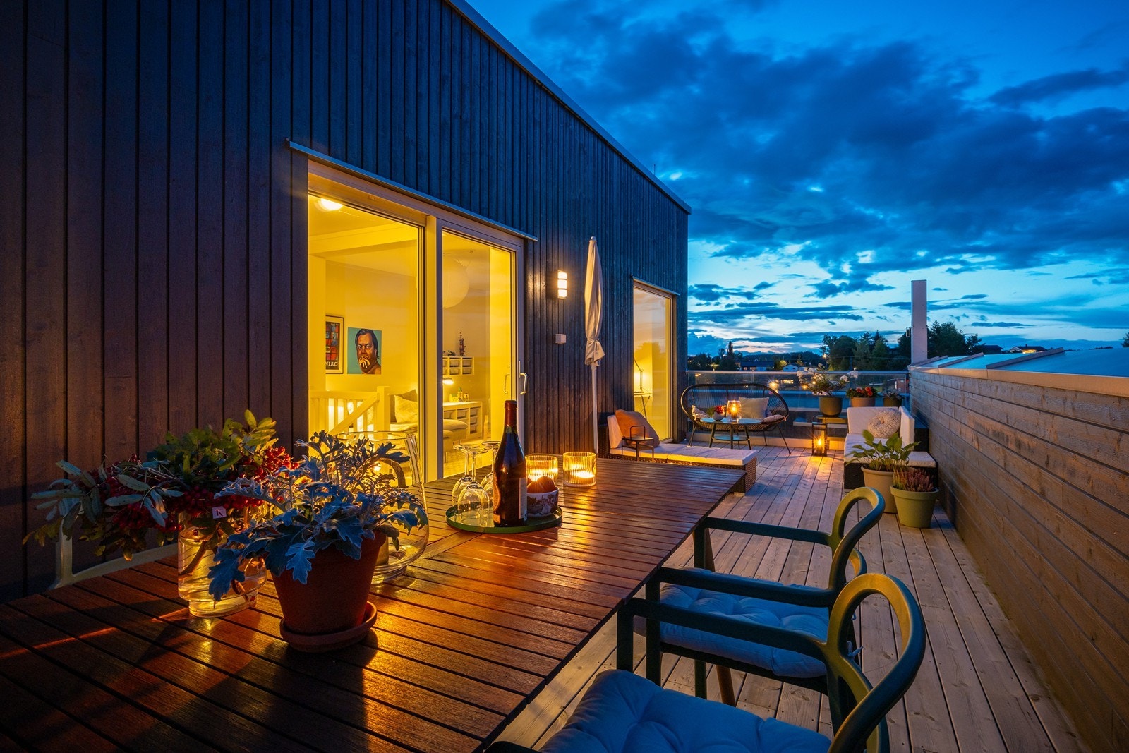 Med både takterrasse og loftstue får familien rikelig med ekstra spillerom, både for store og små. Galleribilde