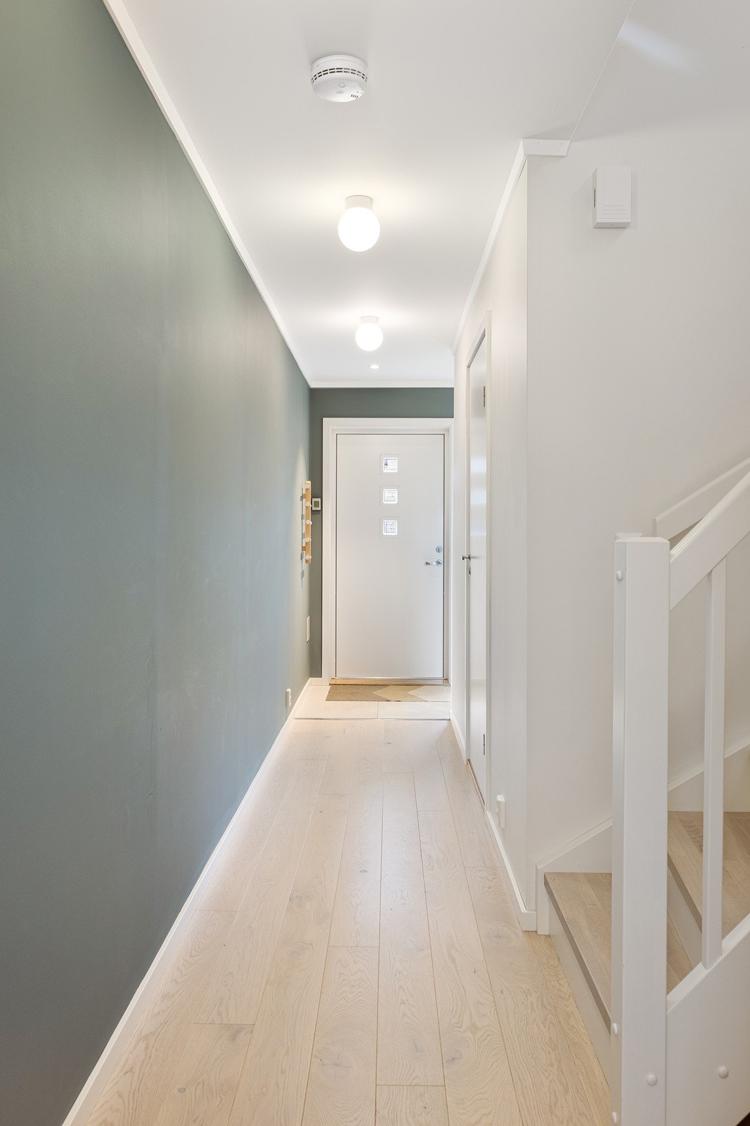 Ytterst i entreen er det praktiske fliser og videre inn i gang er det pen enstavs parkett. Galleribilde