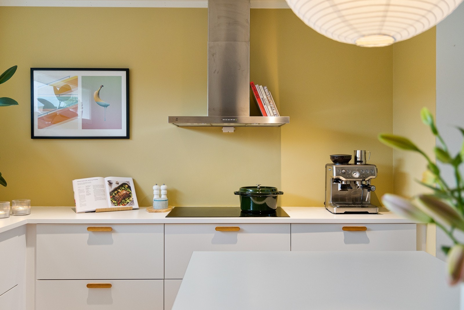 Her er det god plass for både kokkelering av familiemiddag og kanelsnurrbakst med barna. Galleribilde