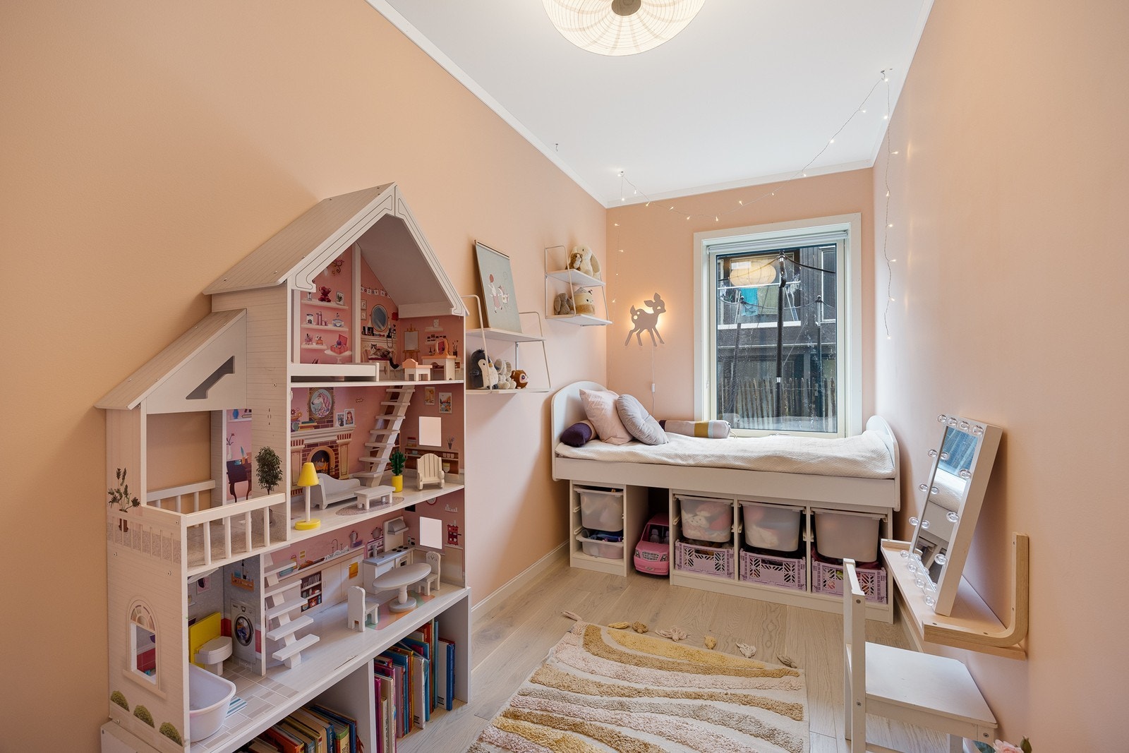 Boligens 2. soverom ligger i første etasje og har fin plass til seng, garderobe og møblement. Galleribilde