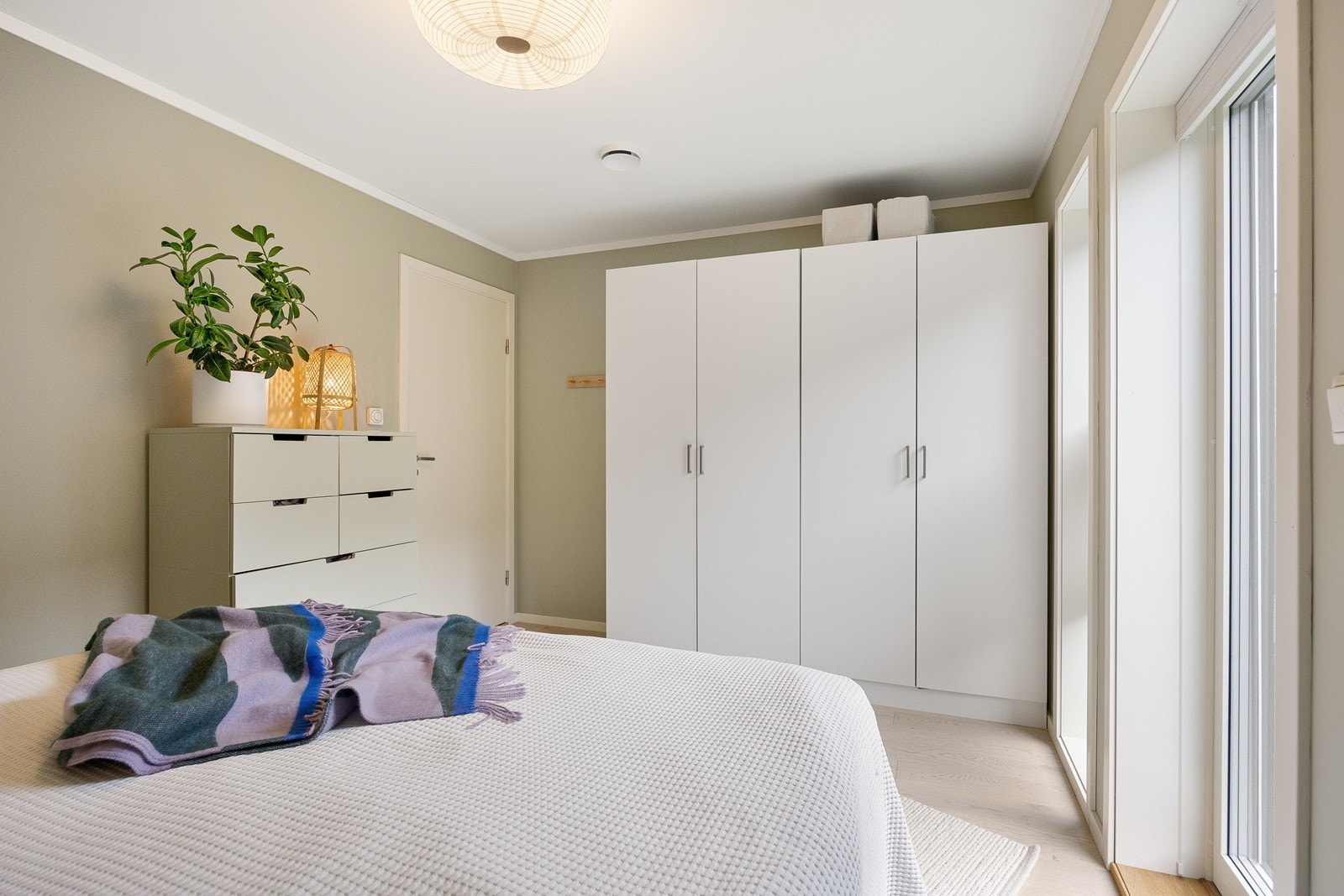 Det er rikelig med plass til både dobbeltseng, garderobeløsning og annet ønskelig møblement. Galleribilde