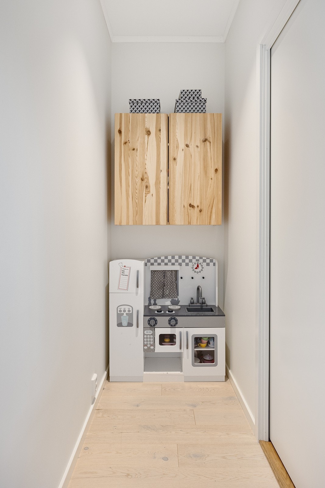 Mellom kjøkken og gjestetoalett er det en praktisk nisje som i dag benyttes til barnas lekekjøkken. Galleribilde