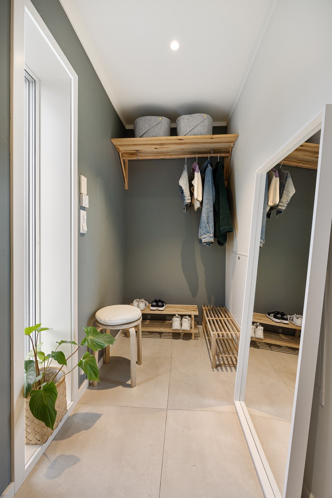 Like innenfor døren er det en nisje med plass som er perfekt for oppbevaring av yttertøy. Galleribilde