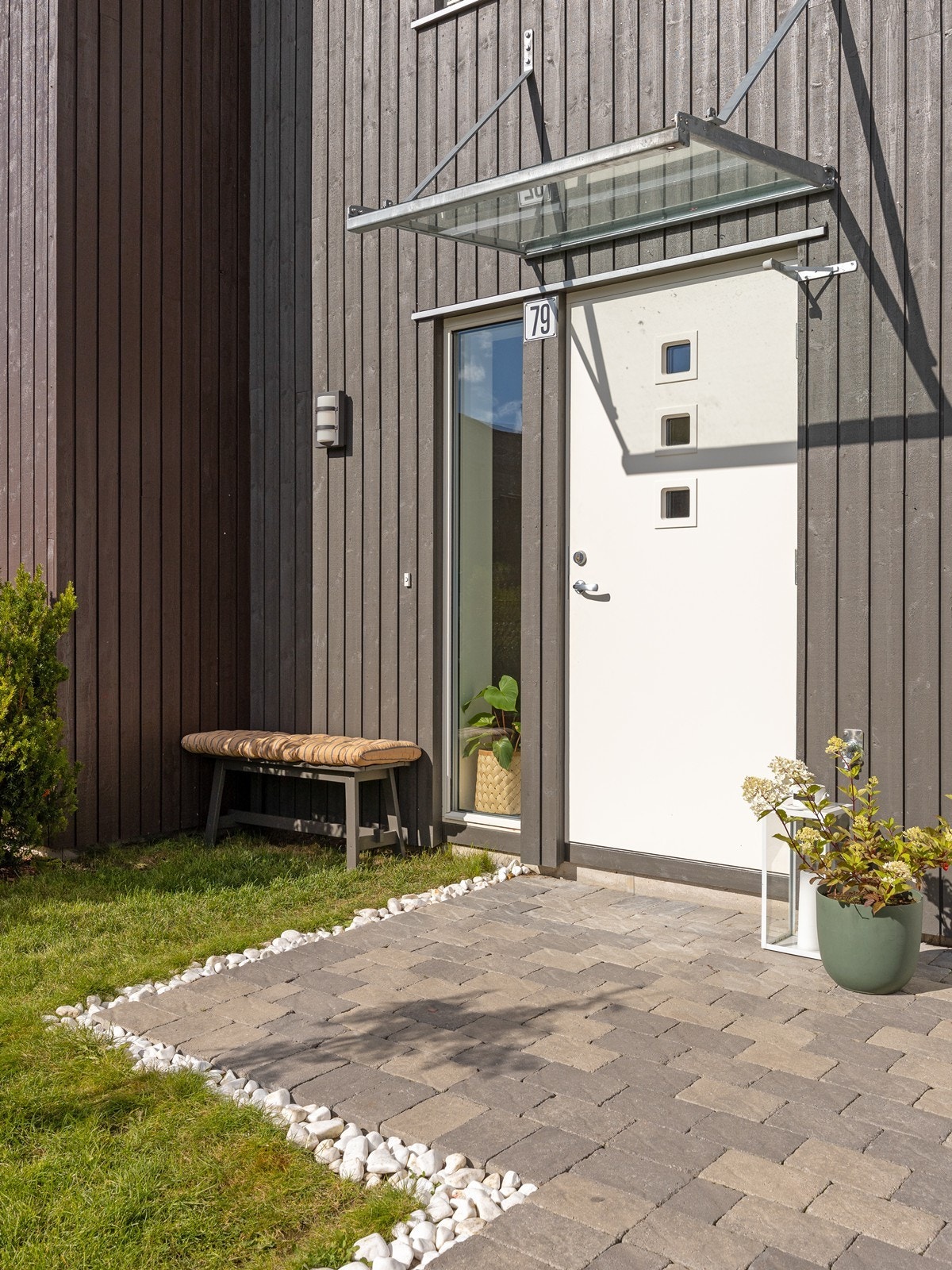 Inngangspartiet er praktisk overbygget med glasstak. Galleribilde